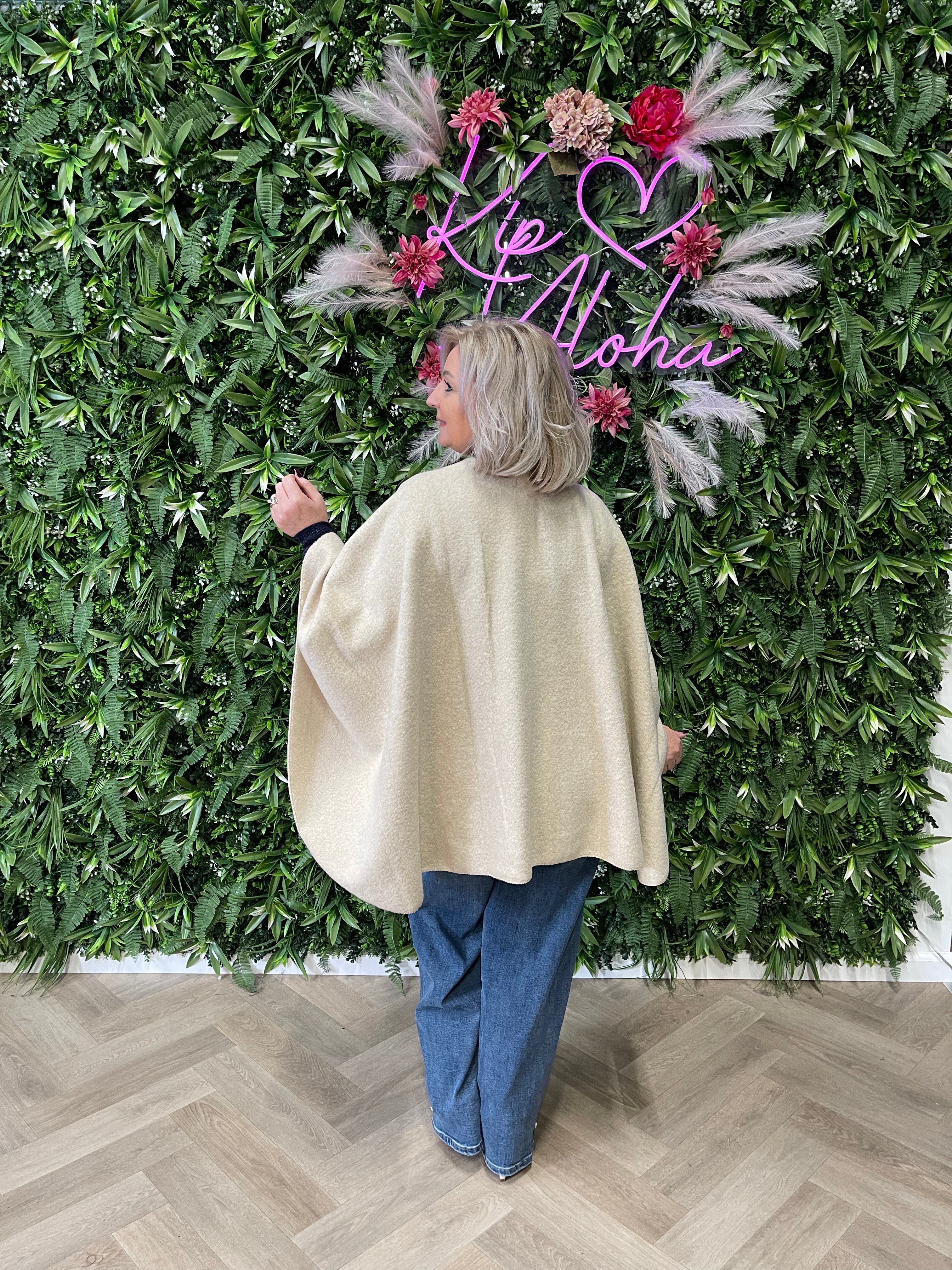 Poncho met franjes uni creme