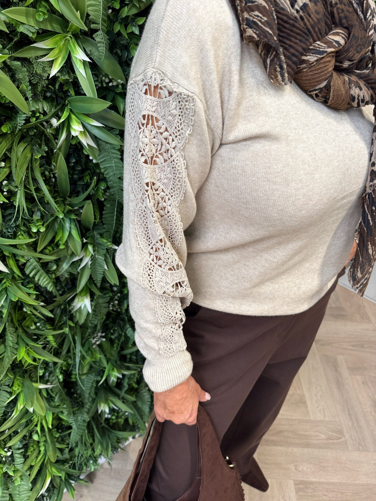 Trui open gewerkte broderie mouwen beige
