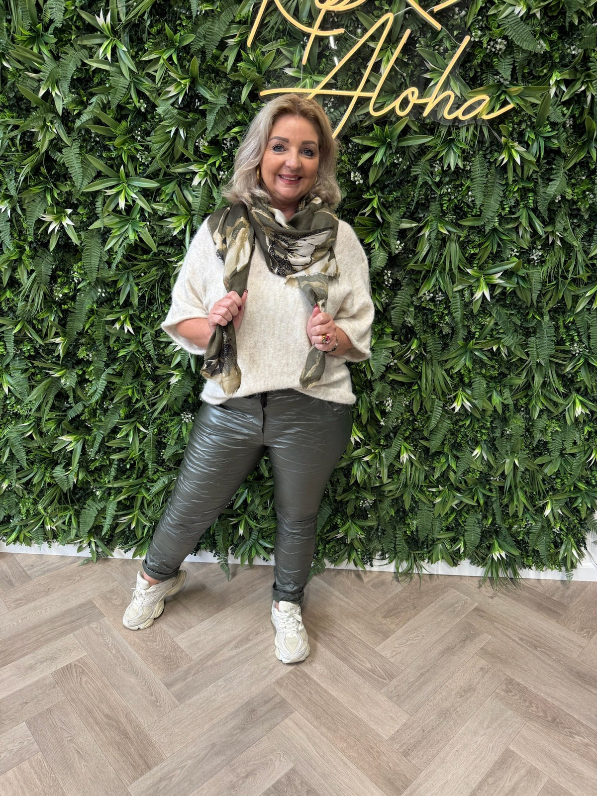 Stretchbroek leatherlook legergroen