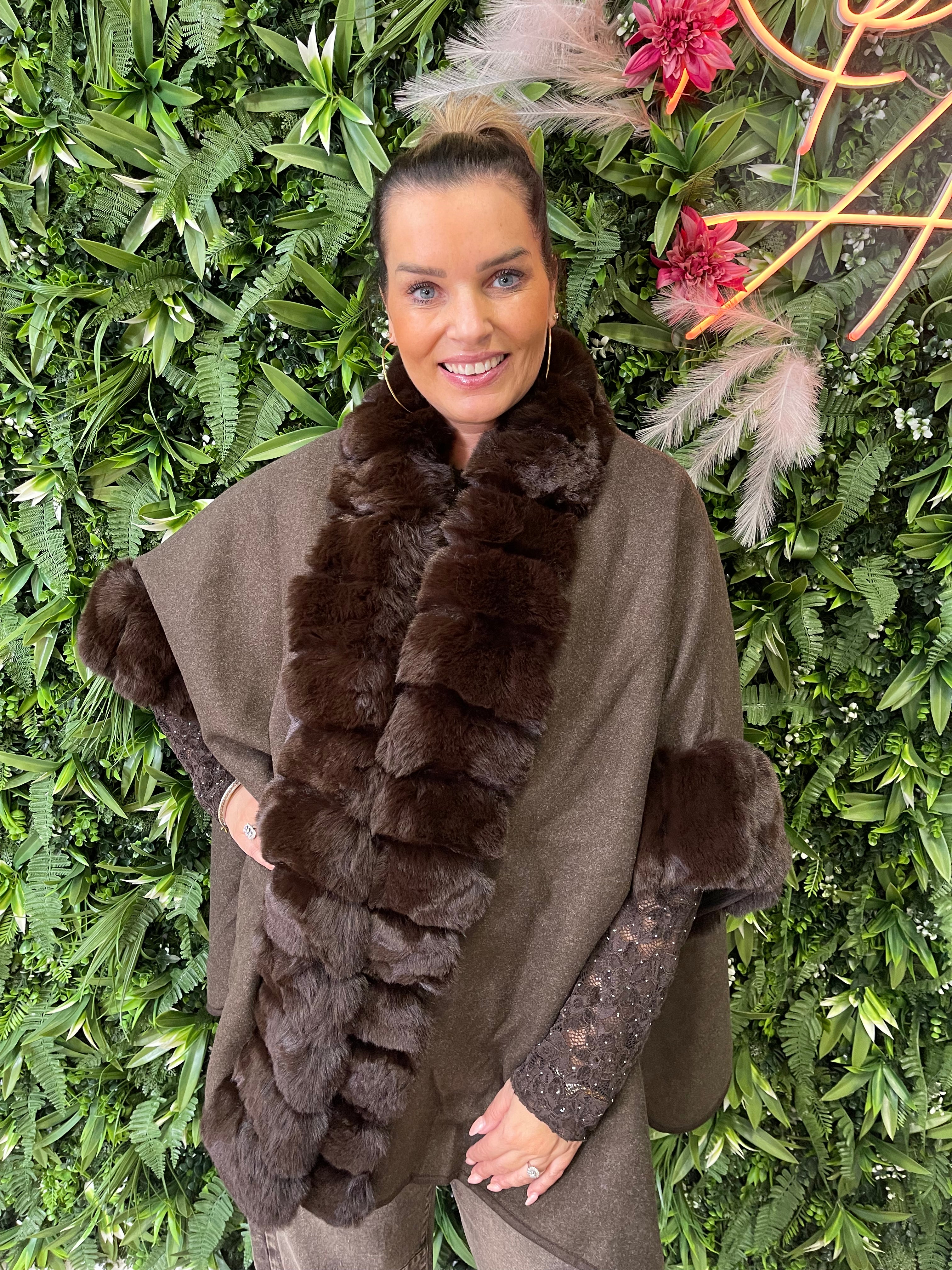 Poncho faux fur details donkerbruin