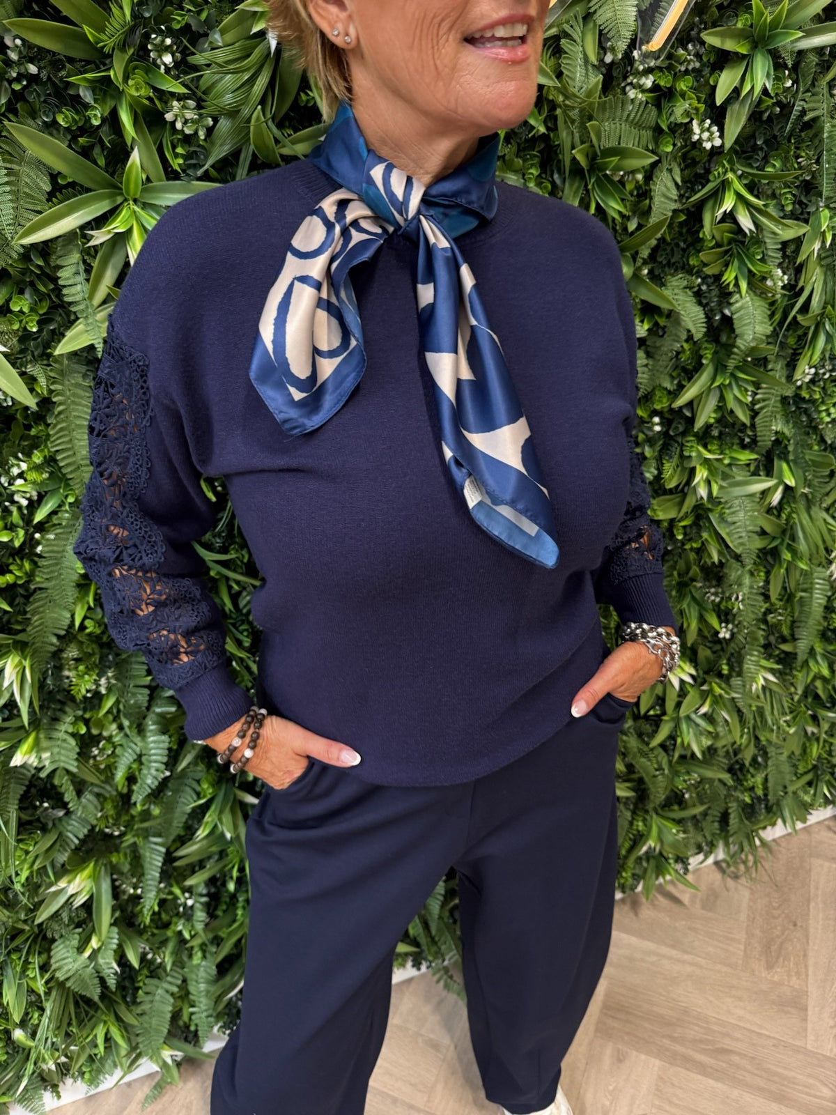 Trui open gewerkte broderie mouwen marineblauw