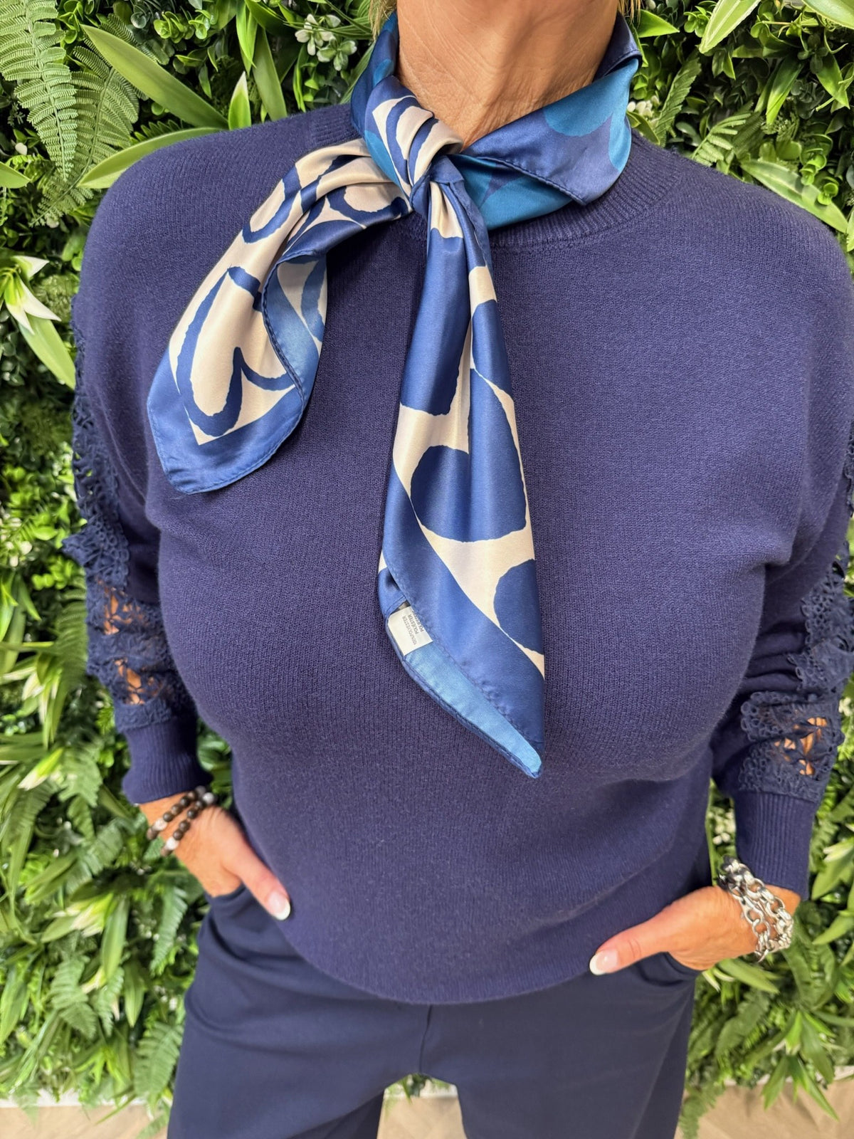 Trui open gewerkte broderie mouwen marineblauw