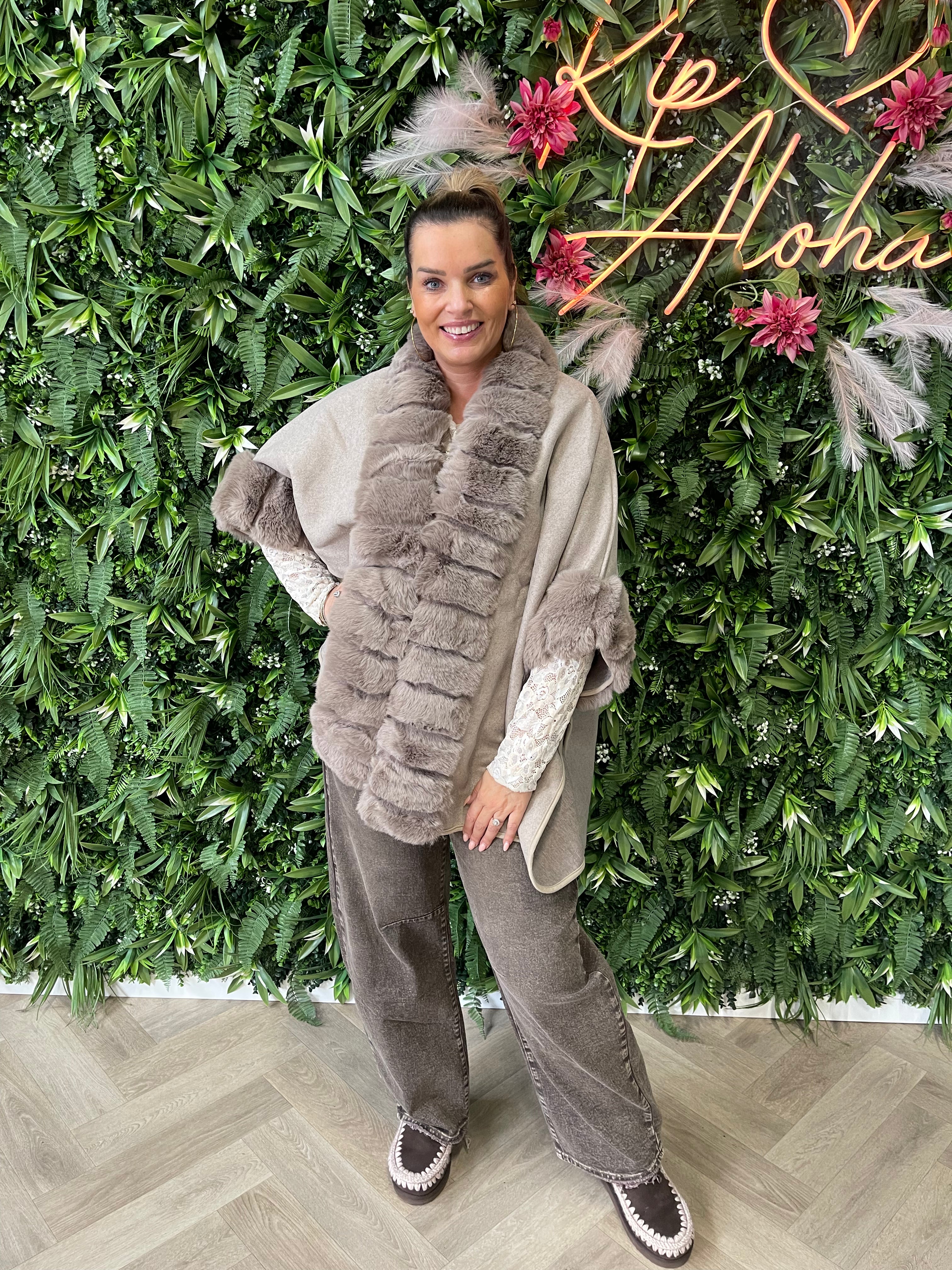 Poncho faux fur details taupe