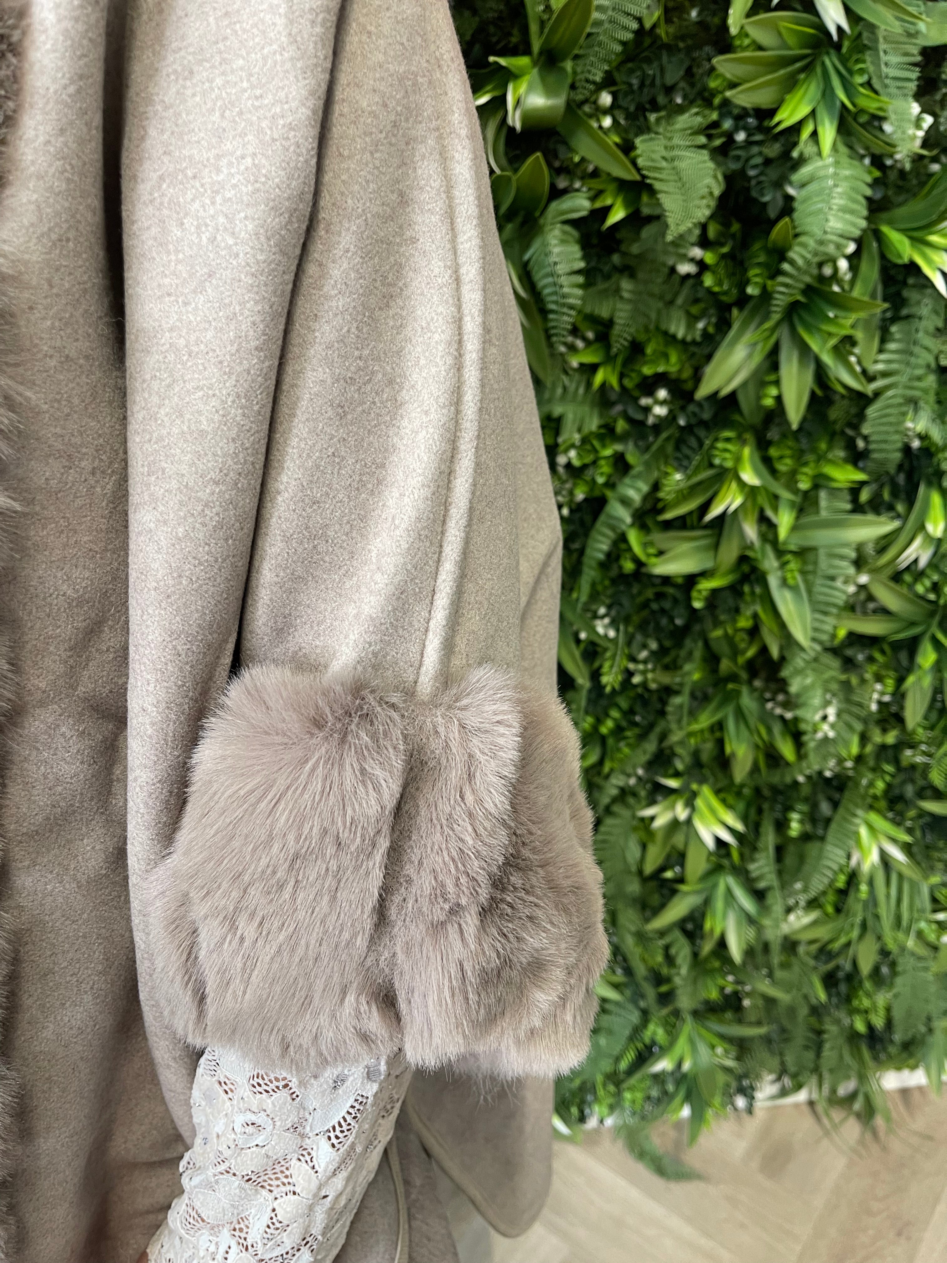 Poncho faux fur details taupe
