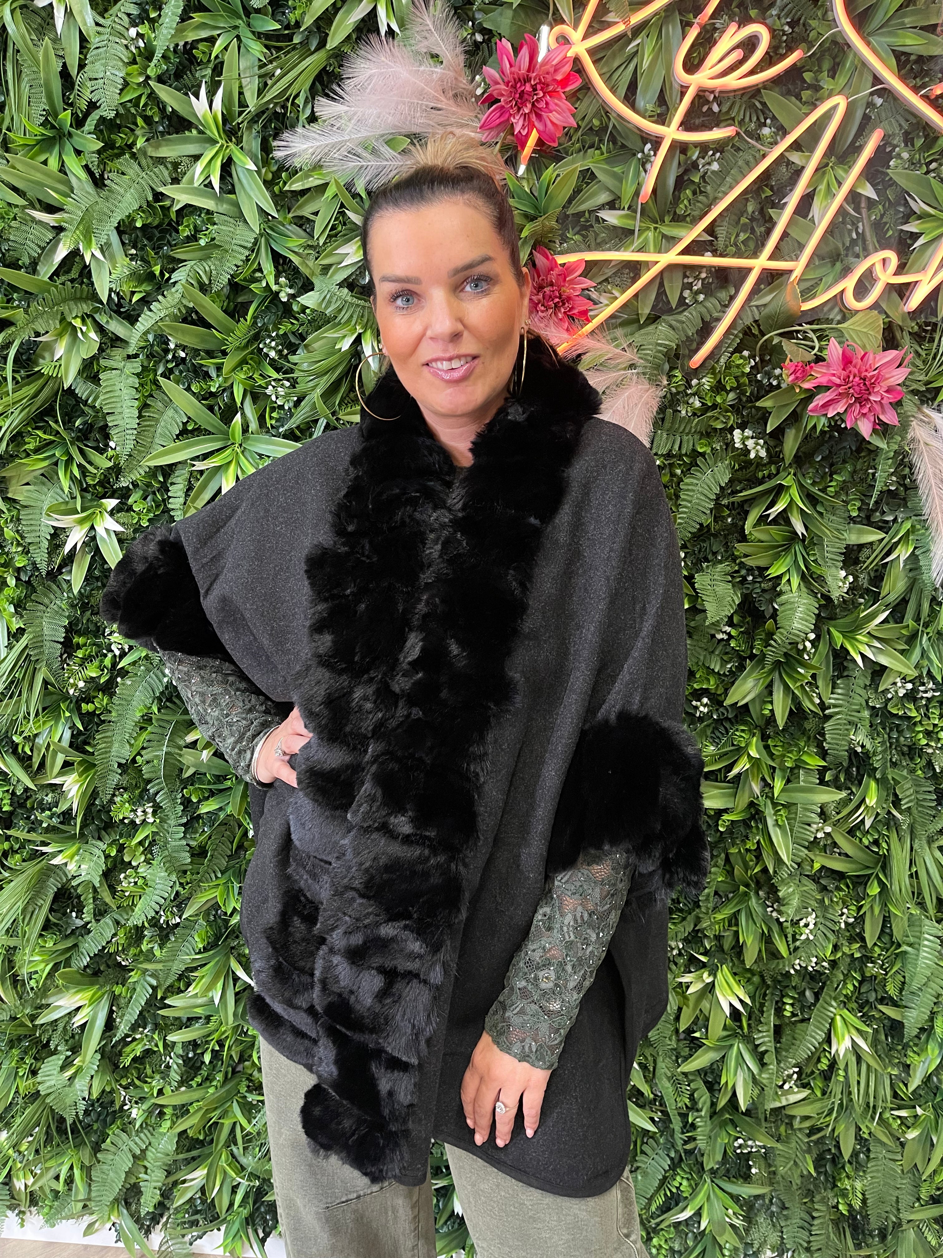 Poncho faux fur details zwart