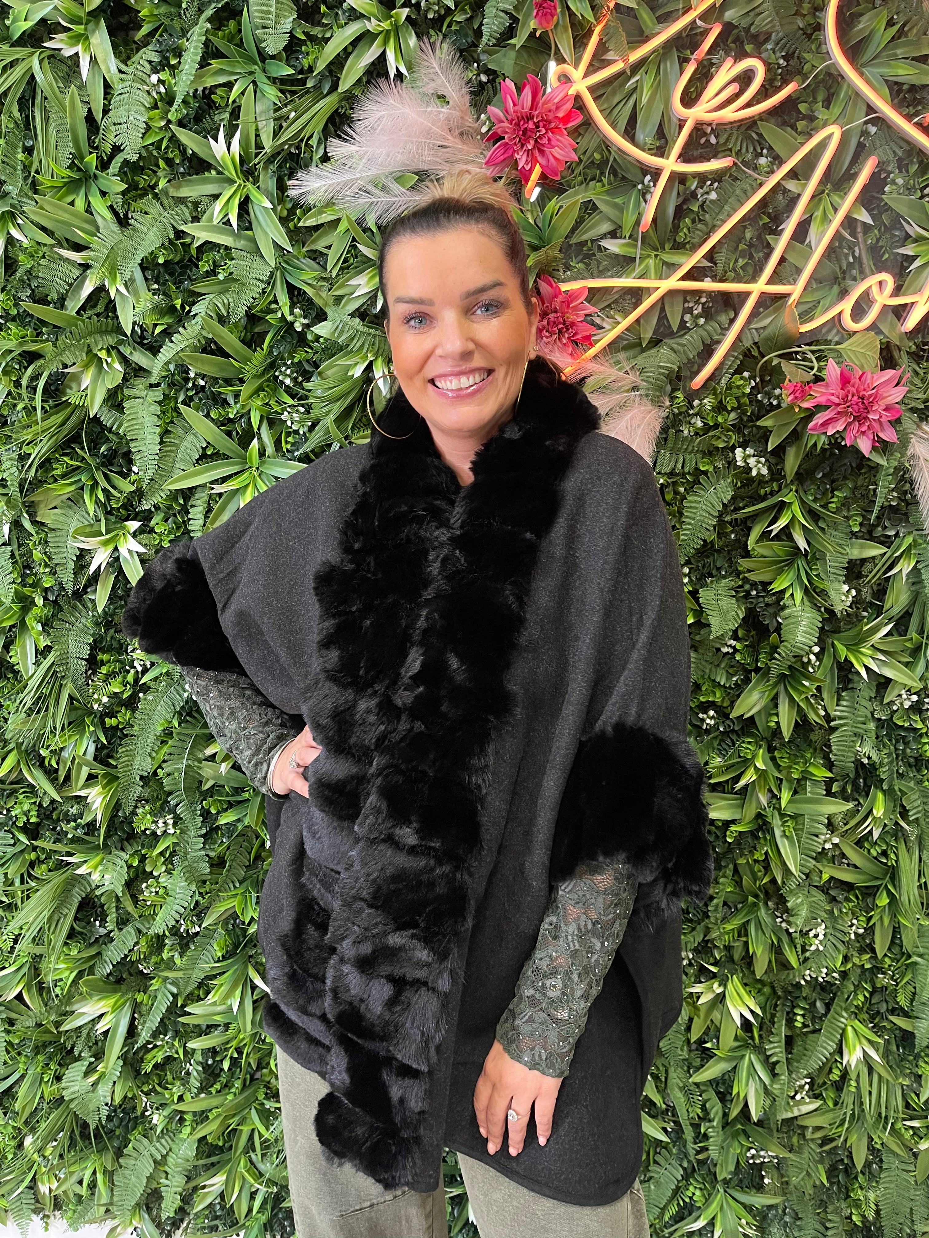 Poncho faux fur details zwart