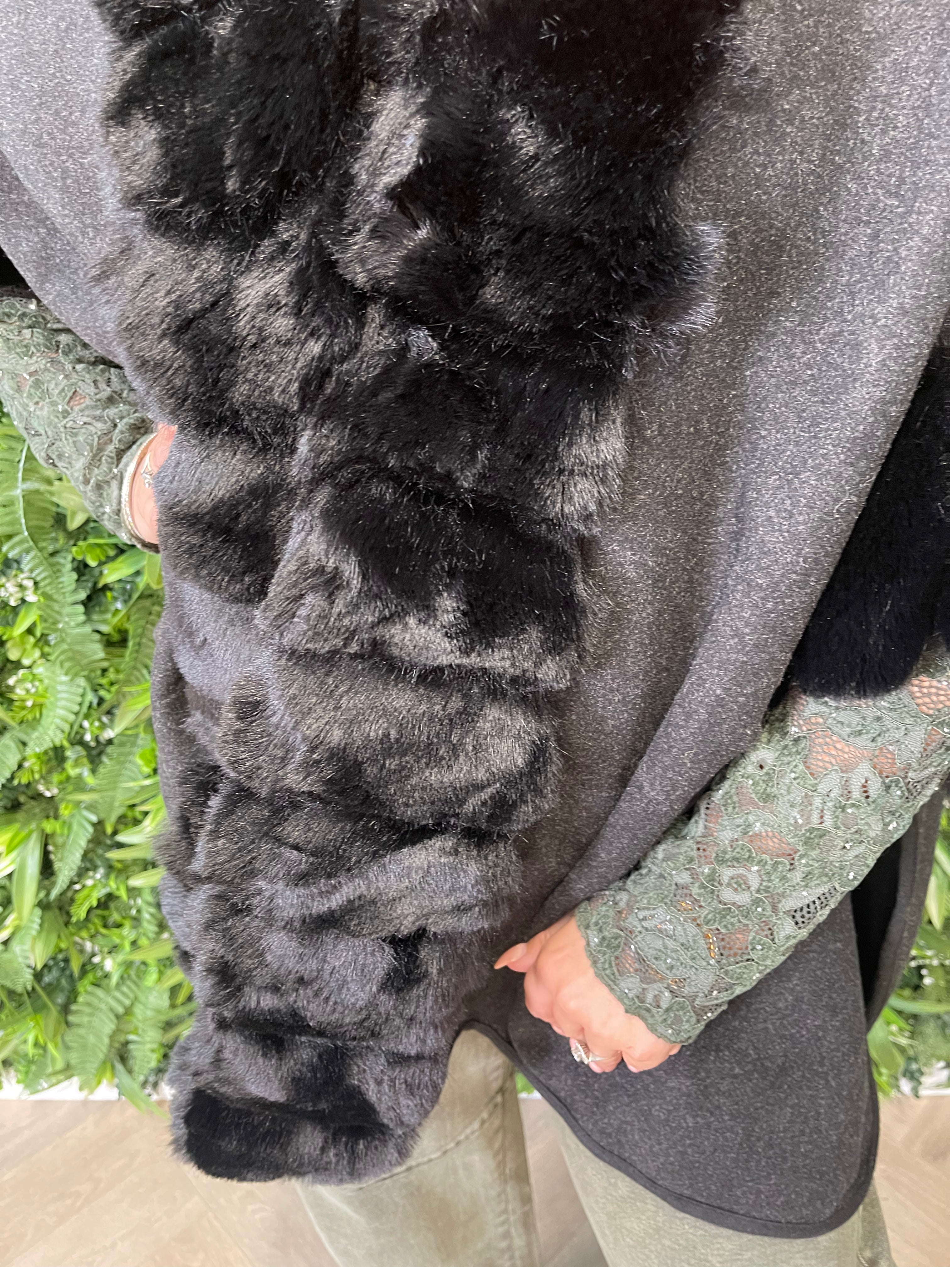 Poncho faux fur details zwart