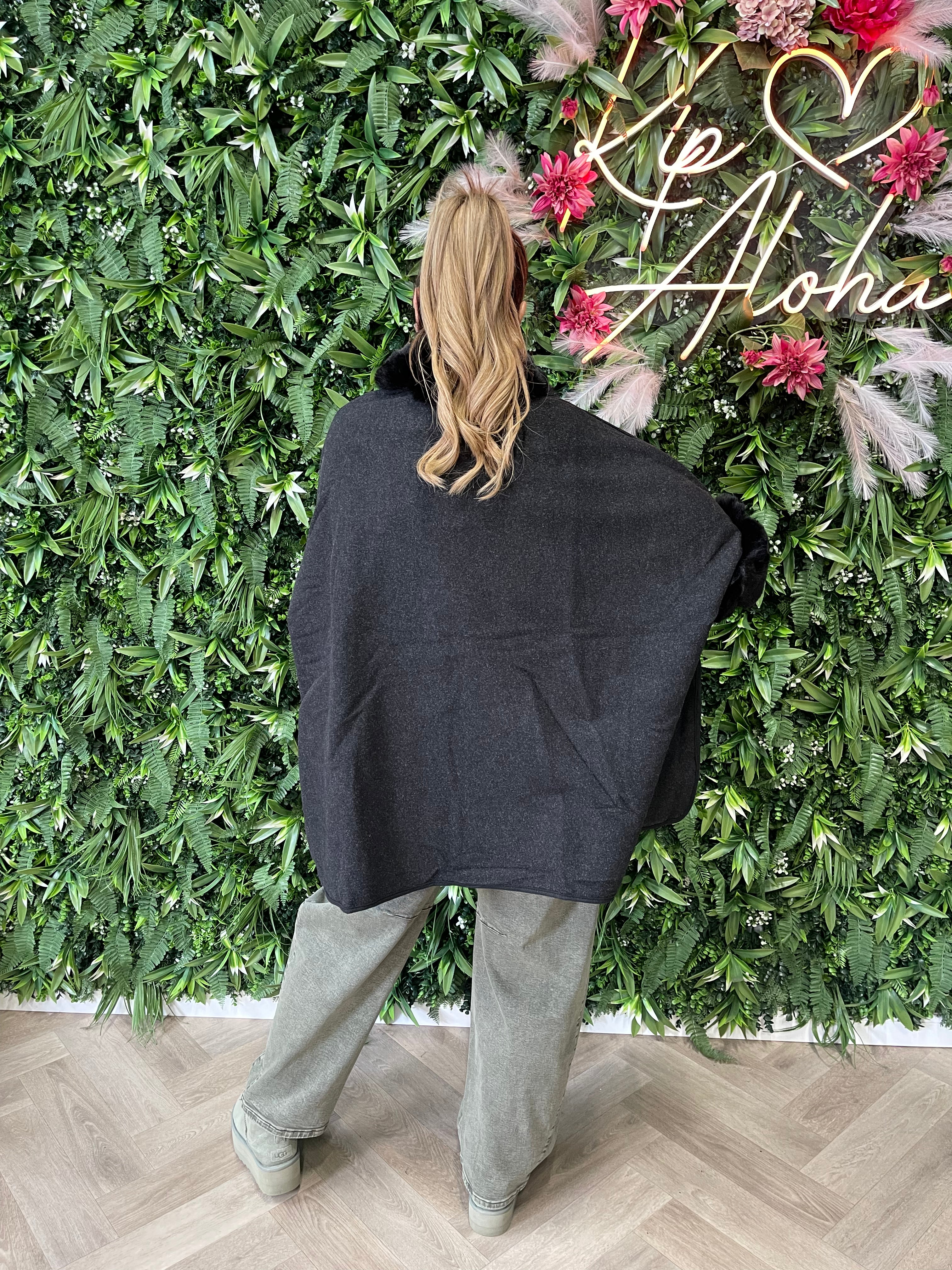 Poncho faux fur details zwart