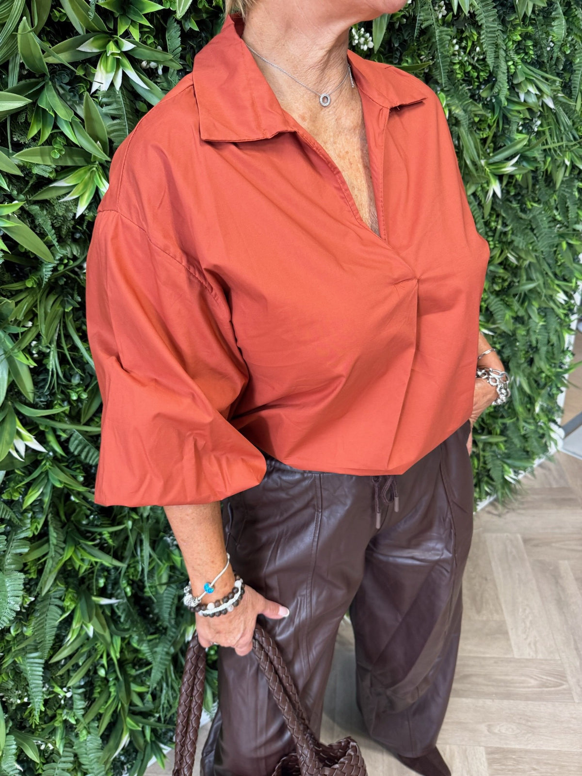 Korte blouse v-hals uni roestrood