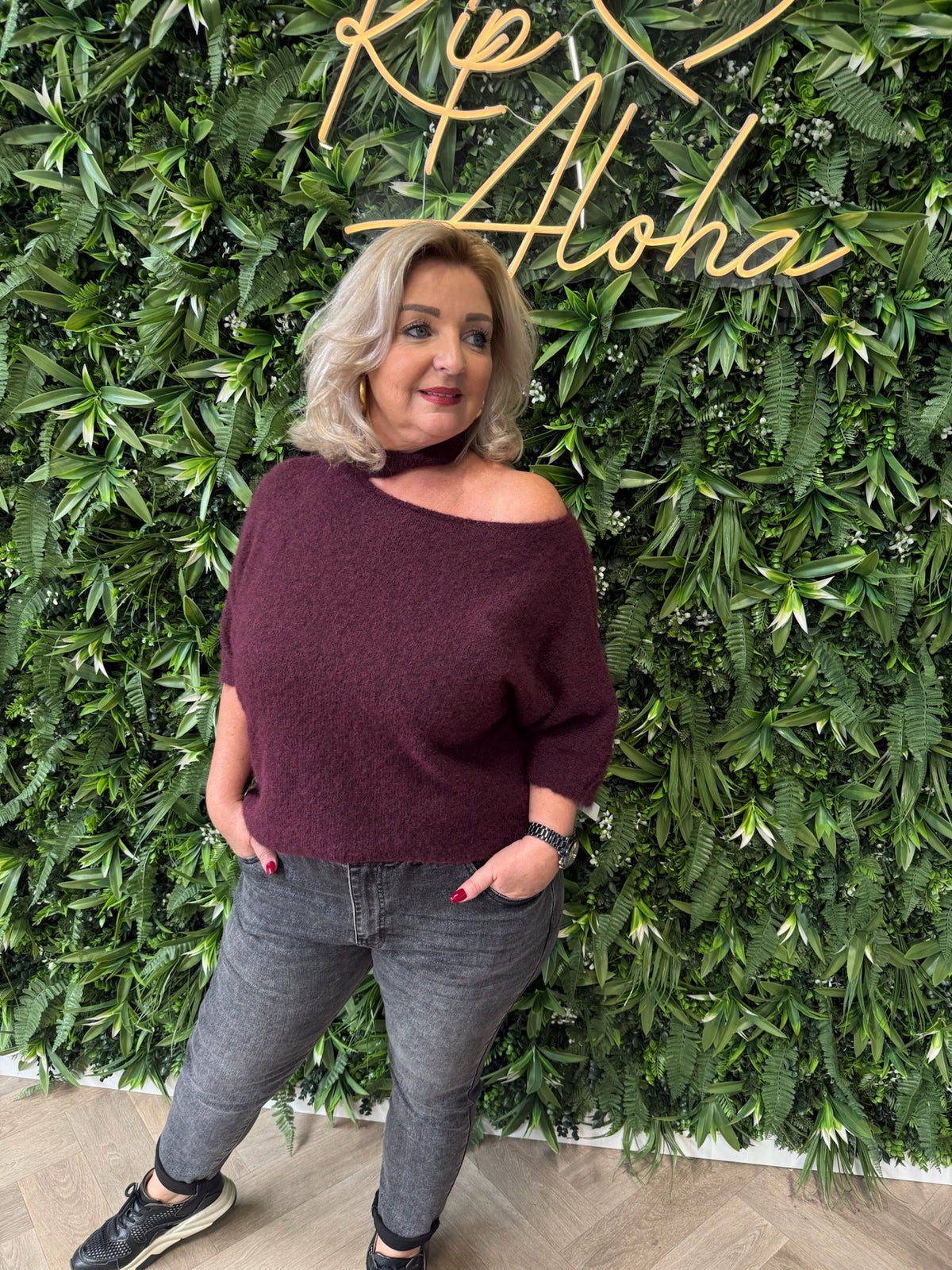 Fijn gebreide trui korte mouwen hals detail aubergine