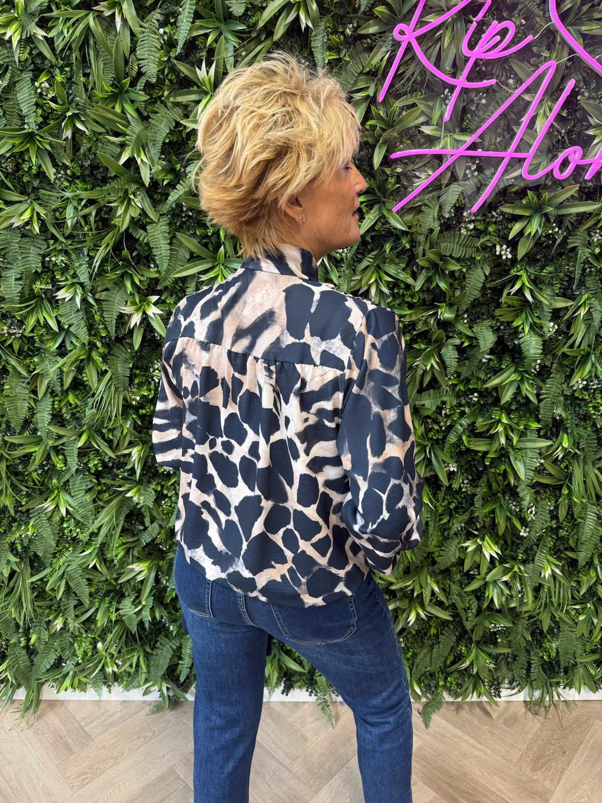 Blouse met strik giraffe print marineblauw