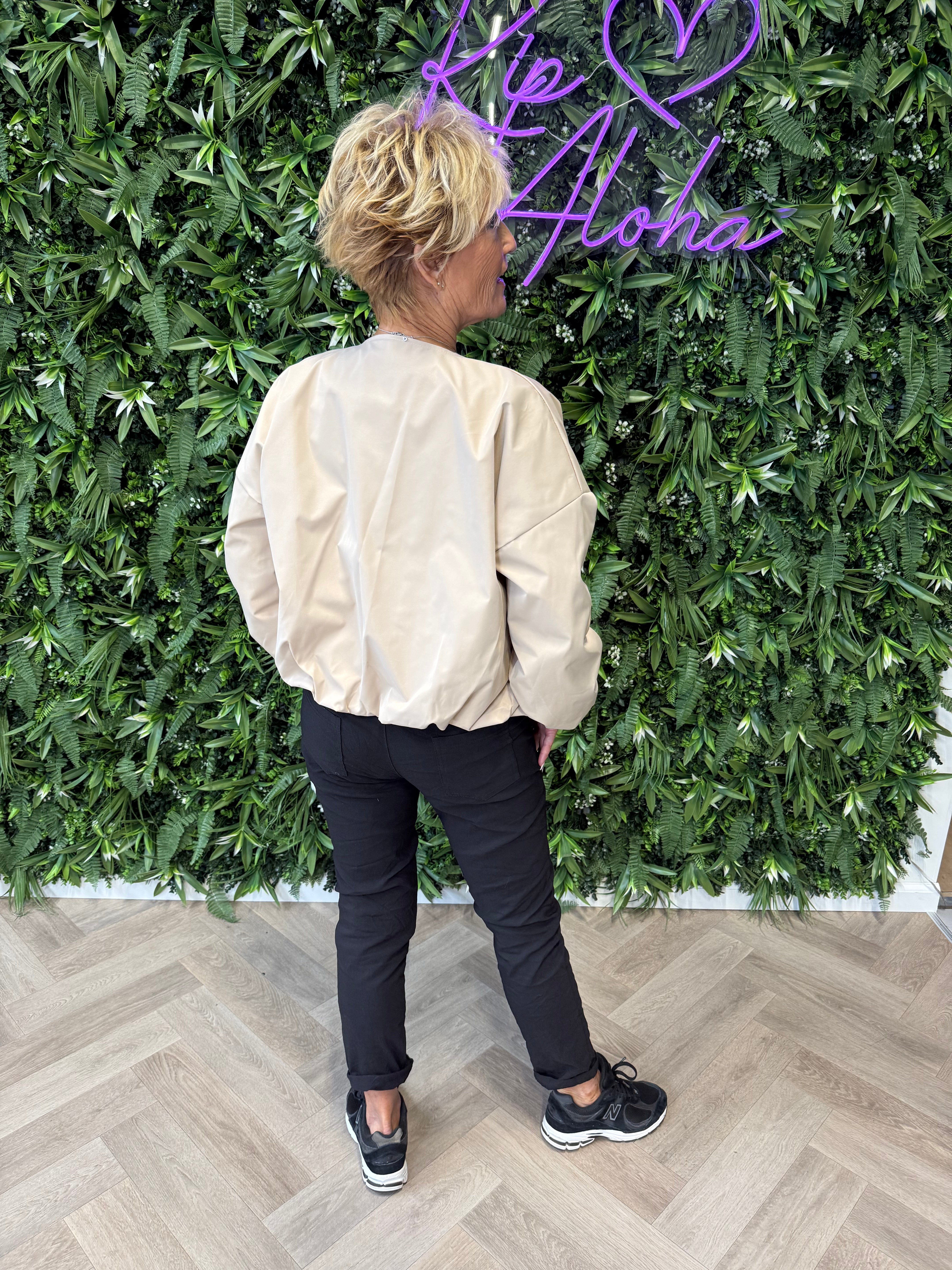 Kort jasje ballon fit beige