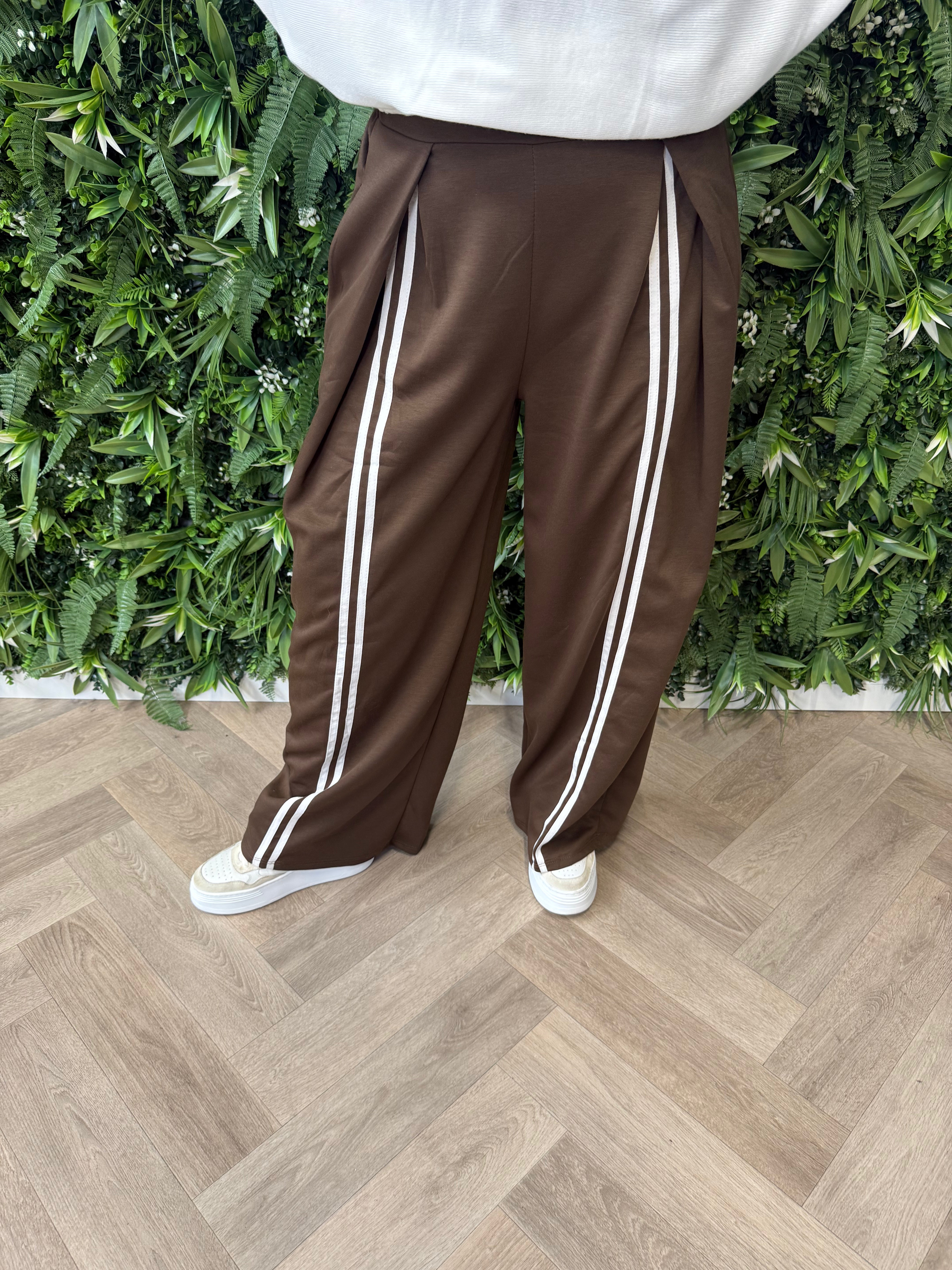 Wijde broek met streep bruin