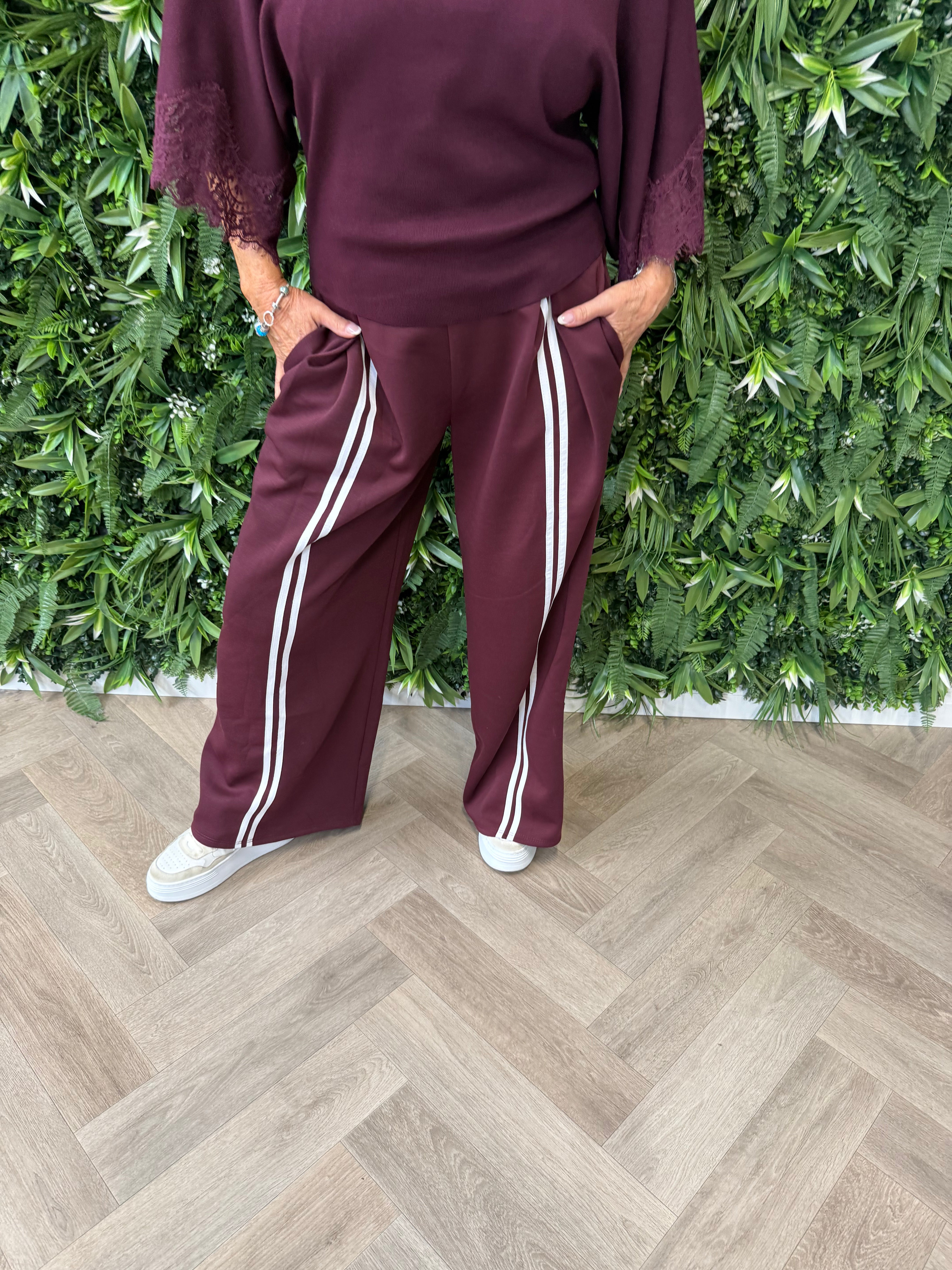 Wijde broek met streep bordeaux