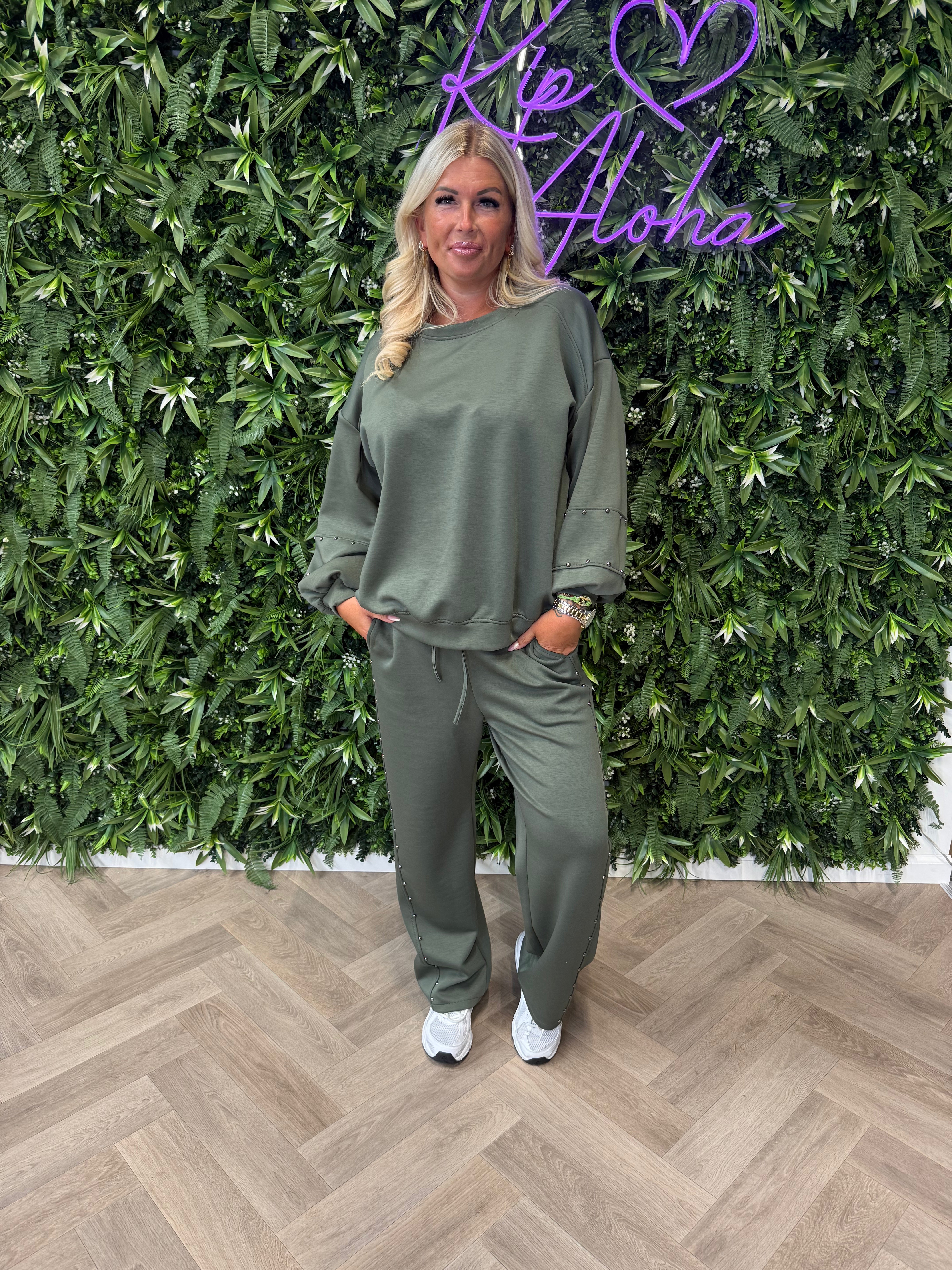 Tweedelig pak sweater pofmouwen studs olijfgroen