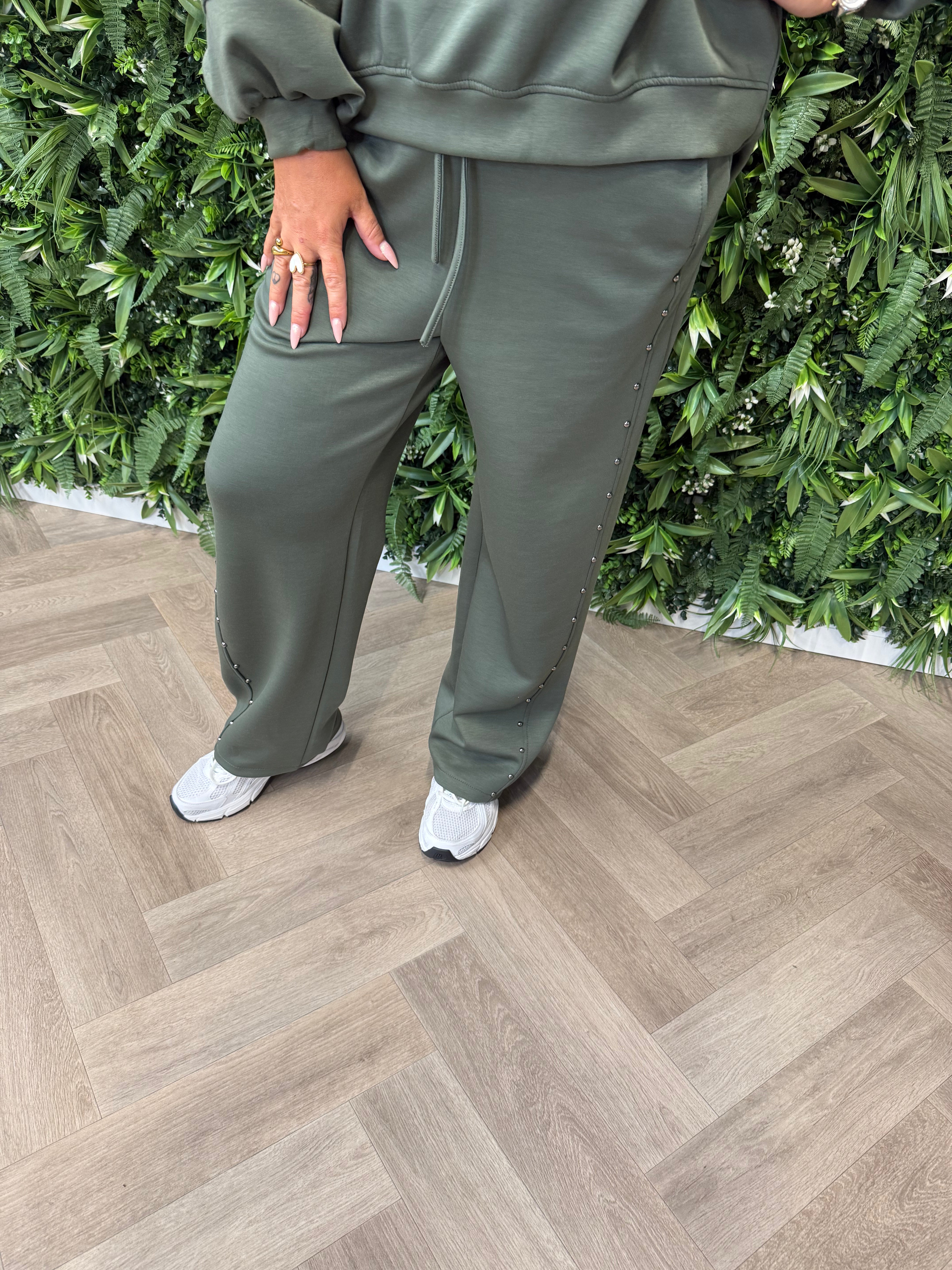 Tweedelig pak sweater pofmouwen studs olijfgroen