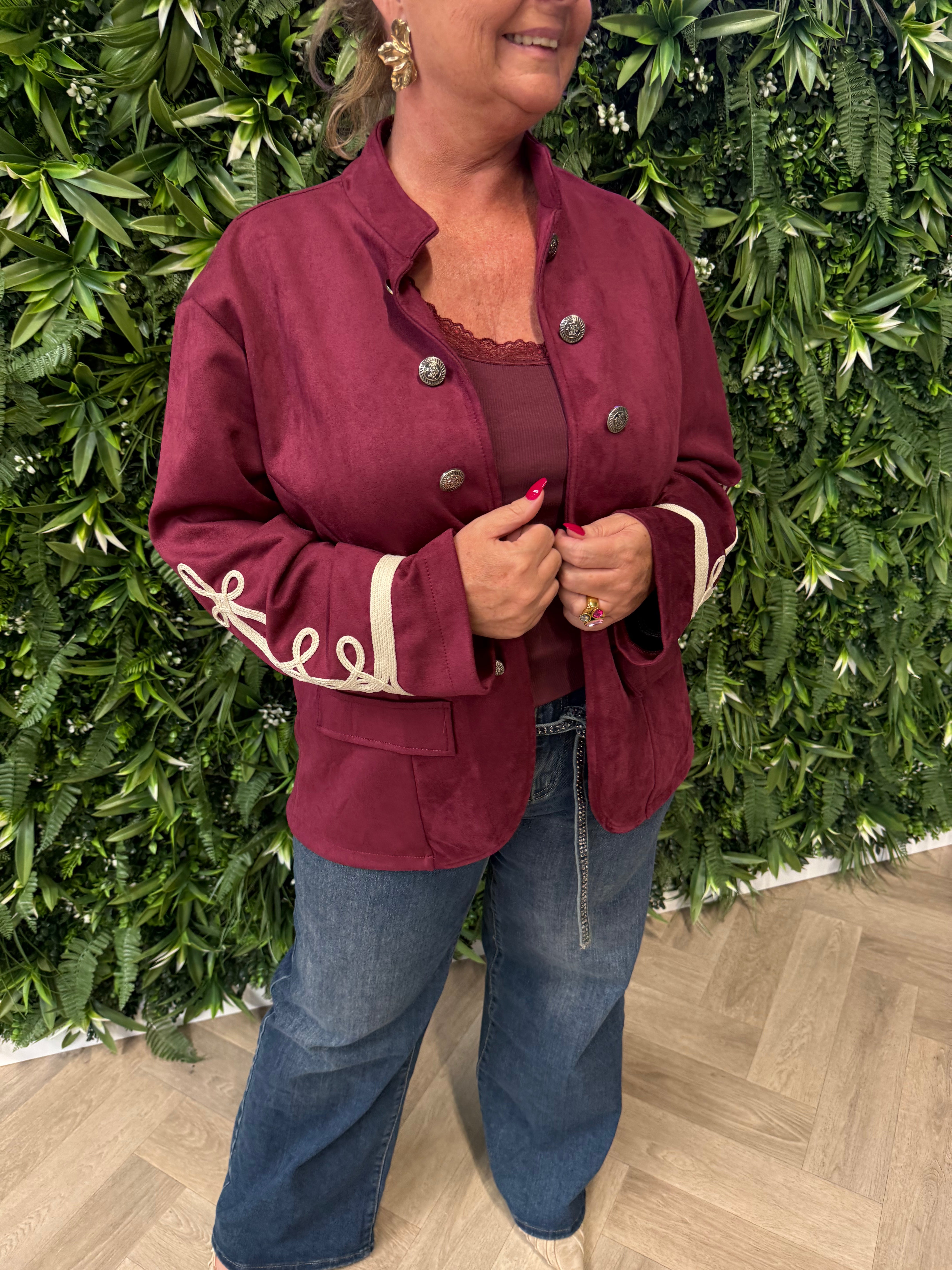 Suedinelook jasje knopen en mouwdetails bordeaux