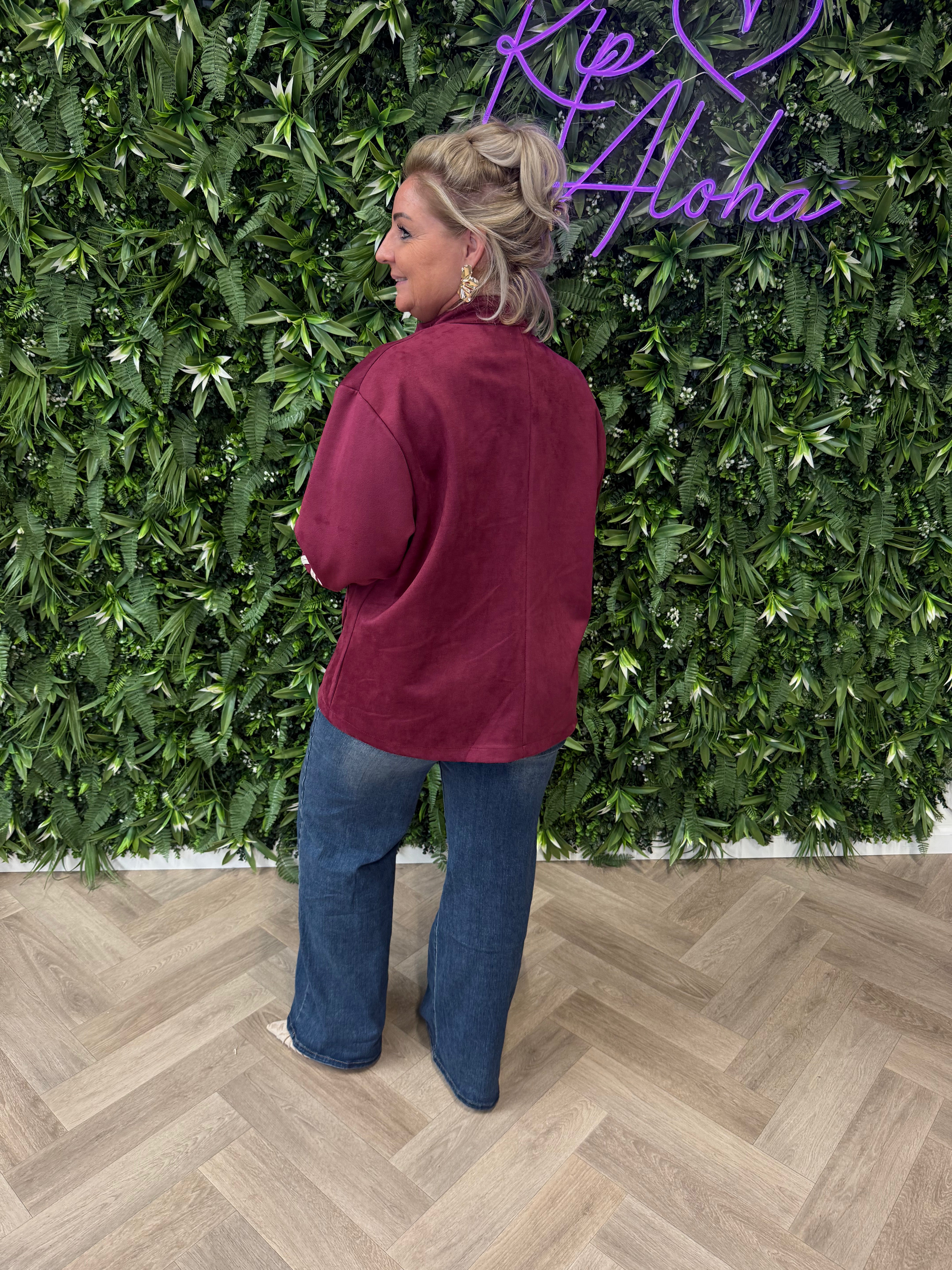 Suedinelook jasje knopen en mouwdetails bordeaux