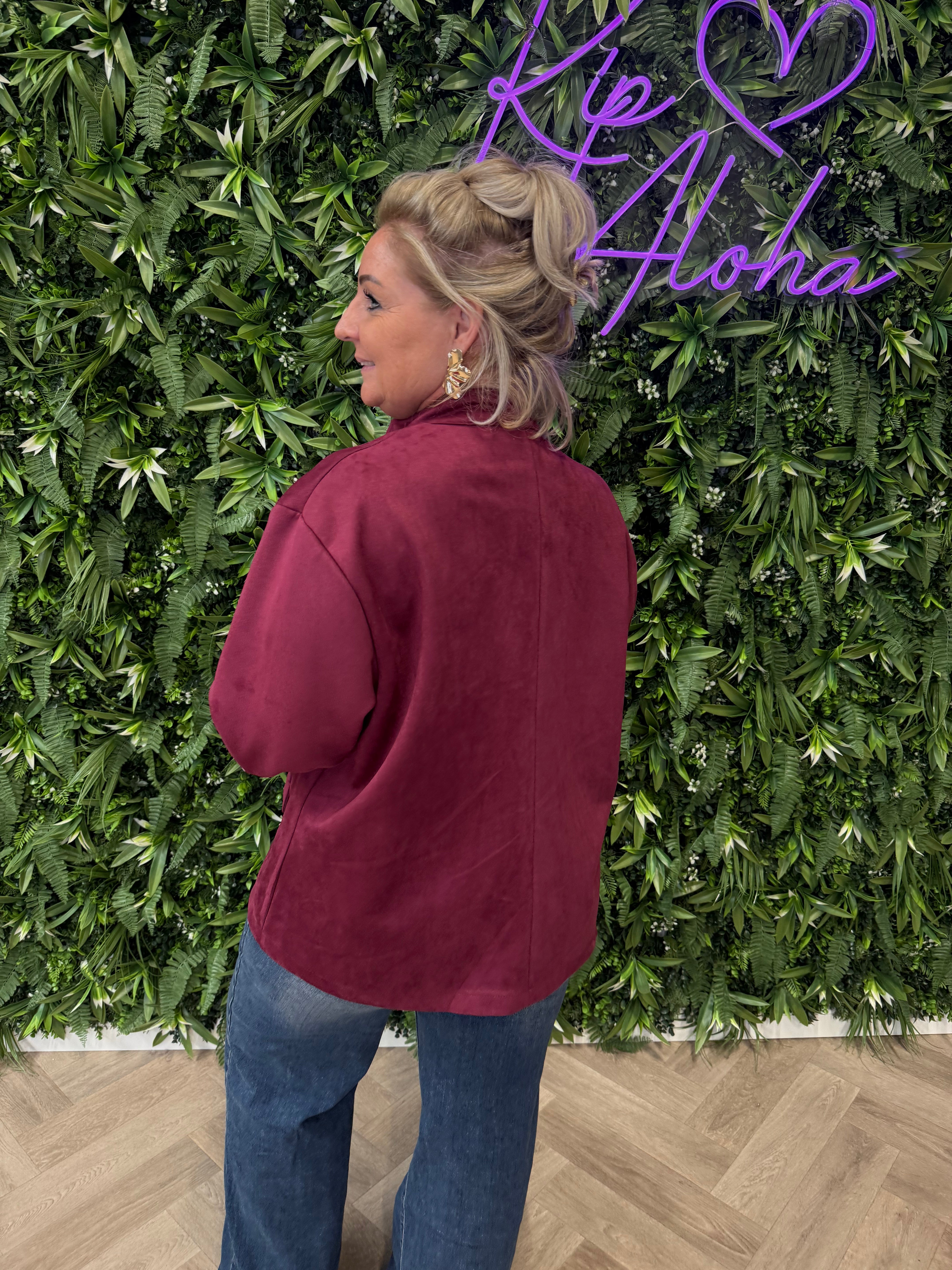 Suedinelook jasje knopen en mouwdetails bordeaux