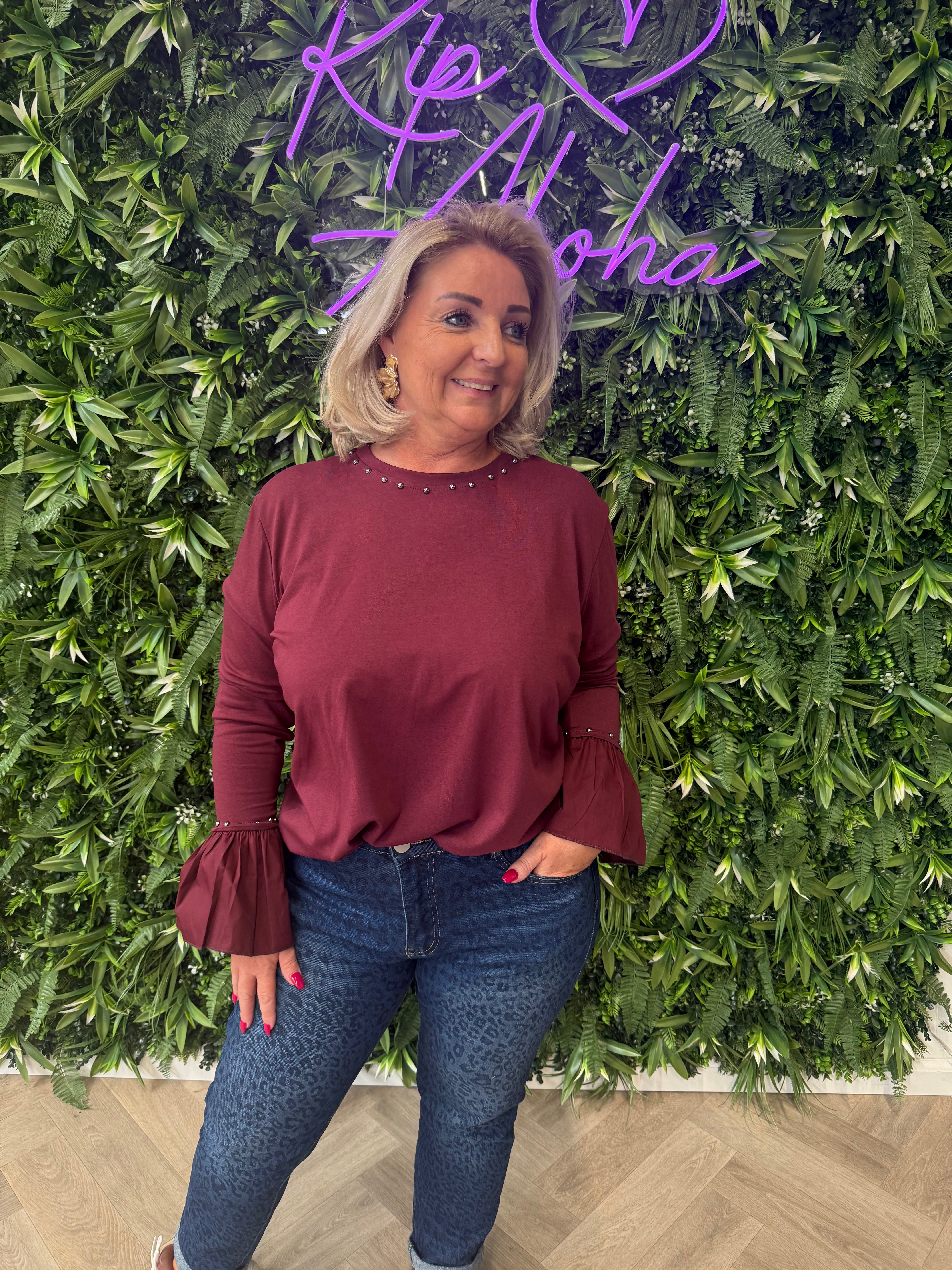 Top lange trompetmouwen met studs bordeaux