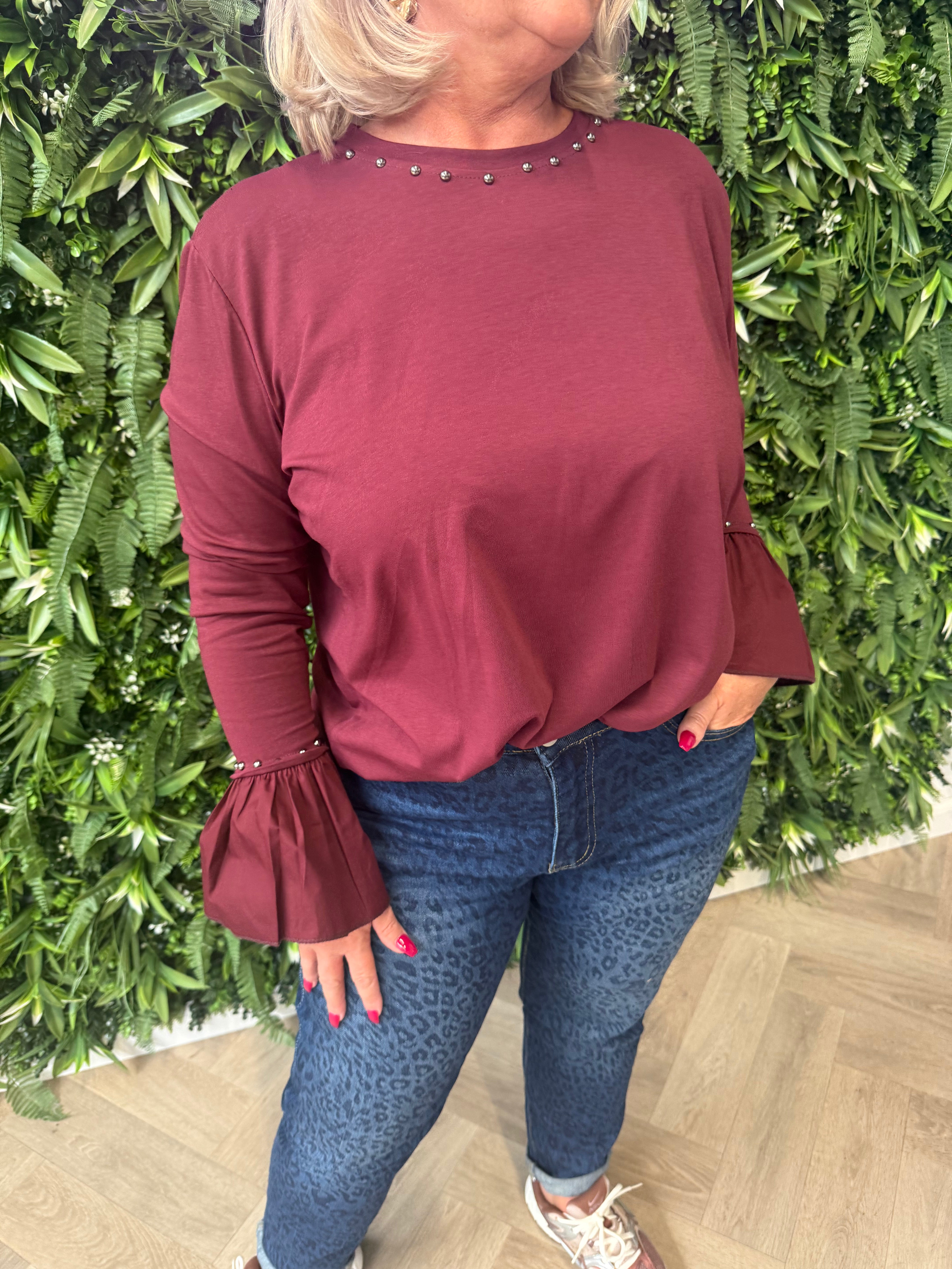 Top lange trompetmouwen met studs bordeaux
