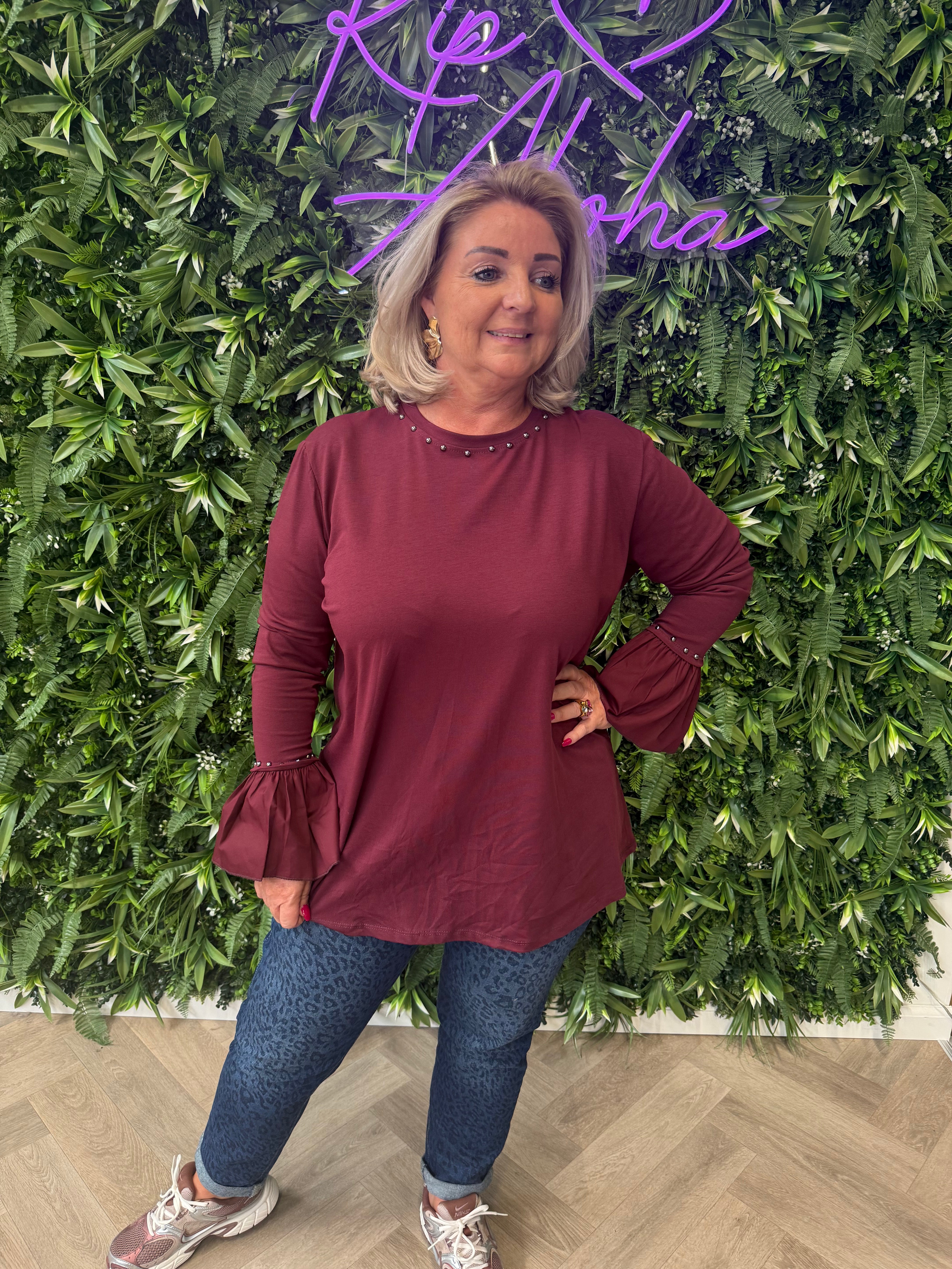 Top lange trompetmouwen met studs bordeaux