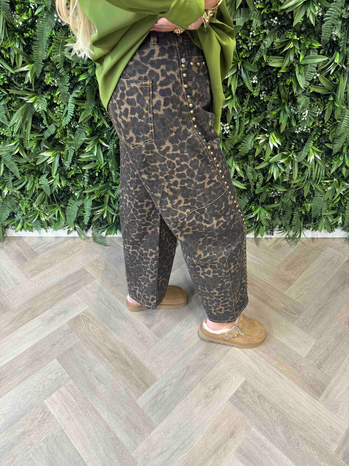 Jewelly panter print met studs balloon fit camel