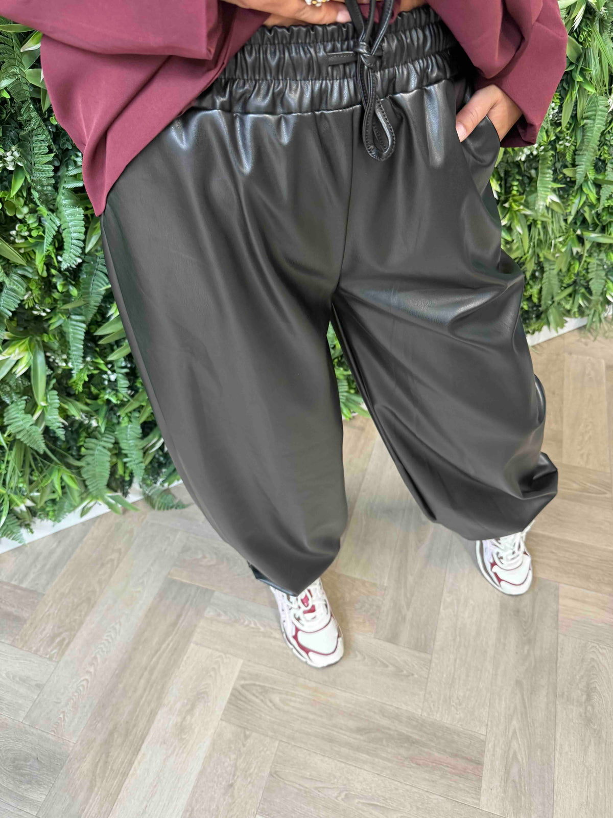 Leatherlook broek elastieken onderkant zwart