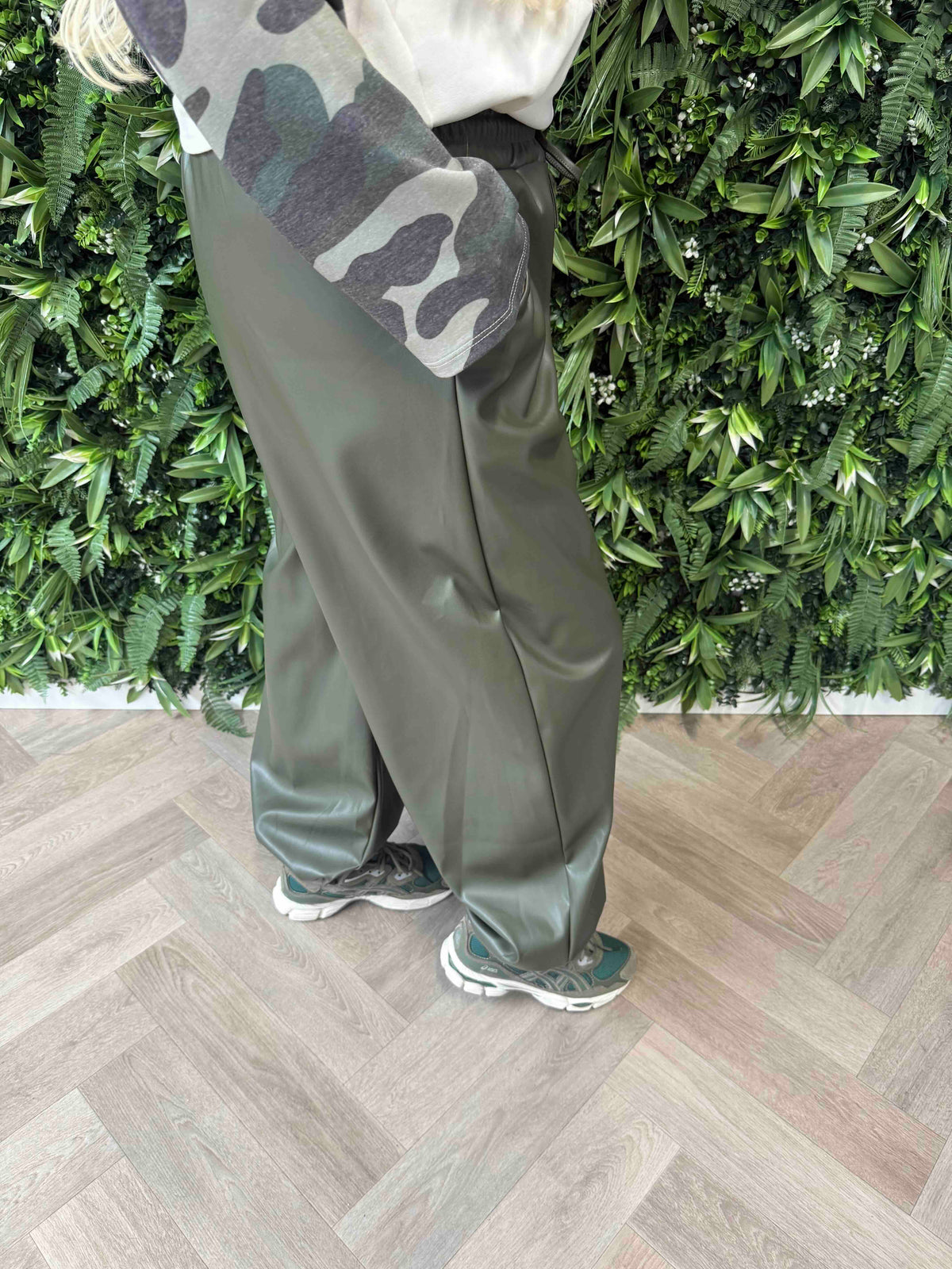 Leatherlook broek elastieken onderkant legergroen