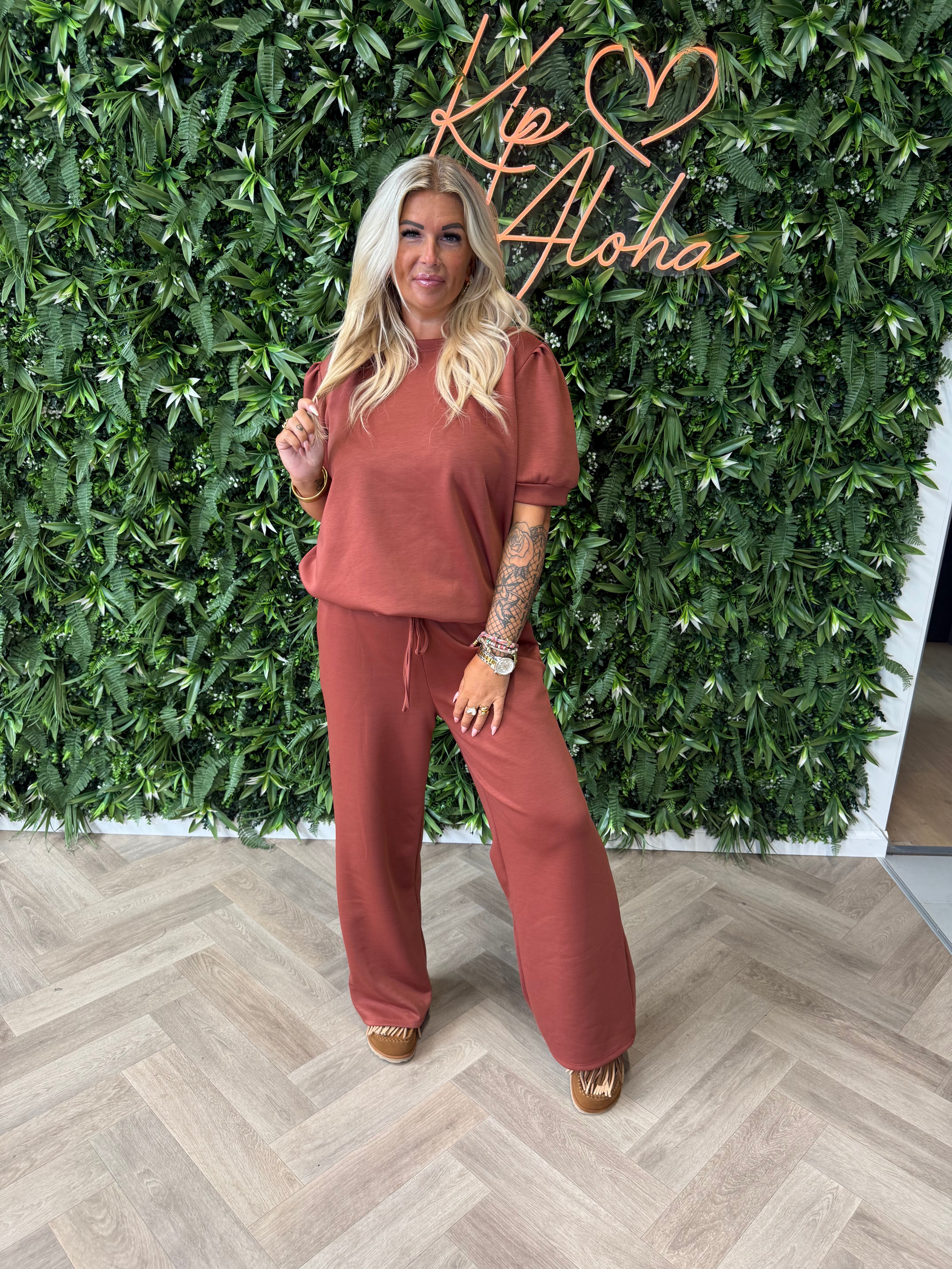 tweedelig pak sweater korte pofmouwen terracotta