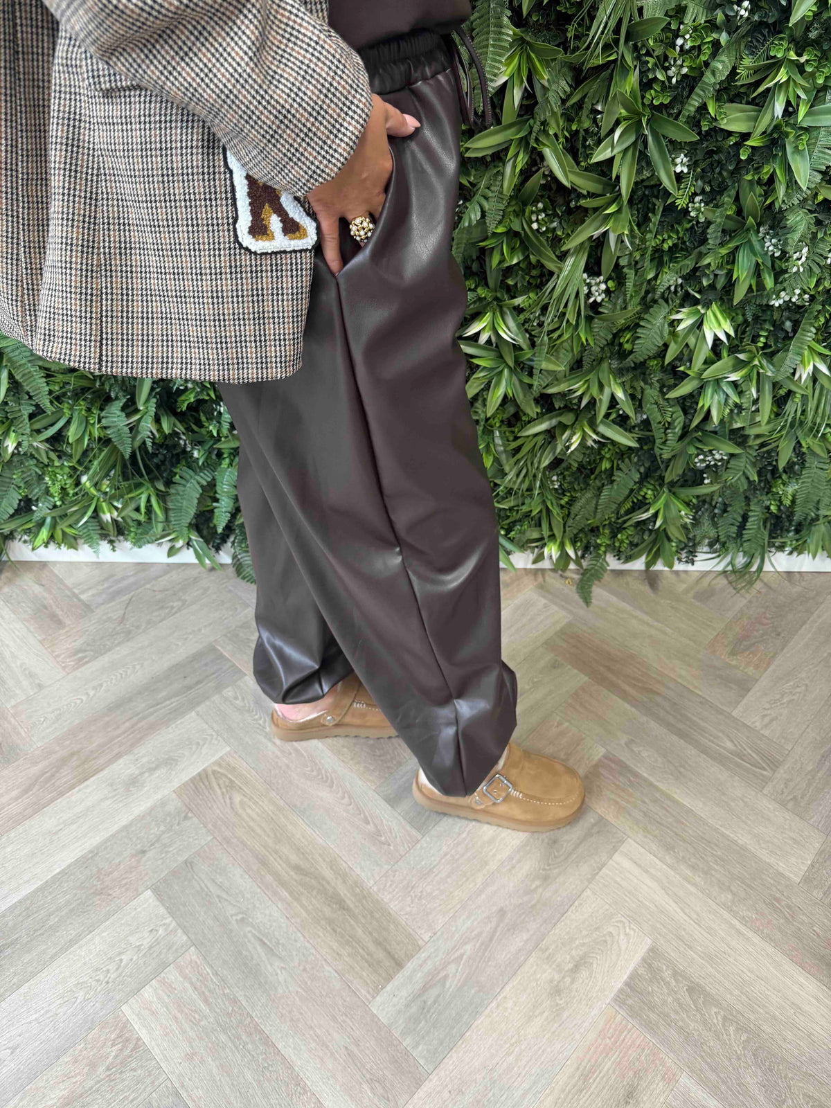 Leatherlook broek elastieken onderkant donkerbruin