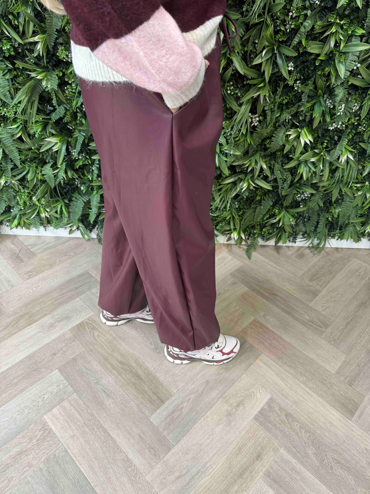 Leatherlook broek elastieken onderkant aubergine