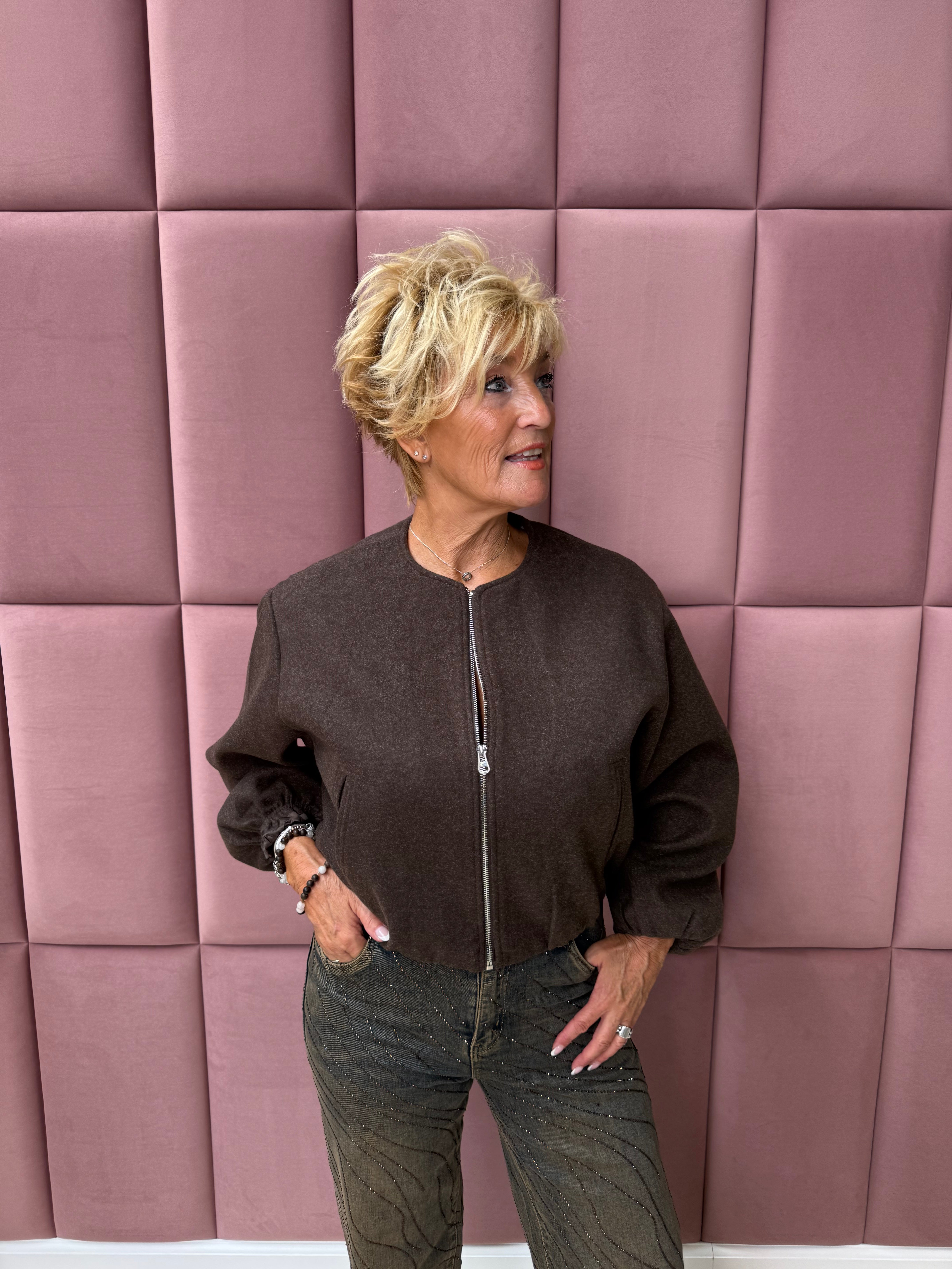 Korte bomber met pofmouwen donkerbruin