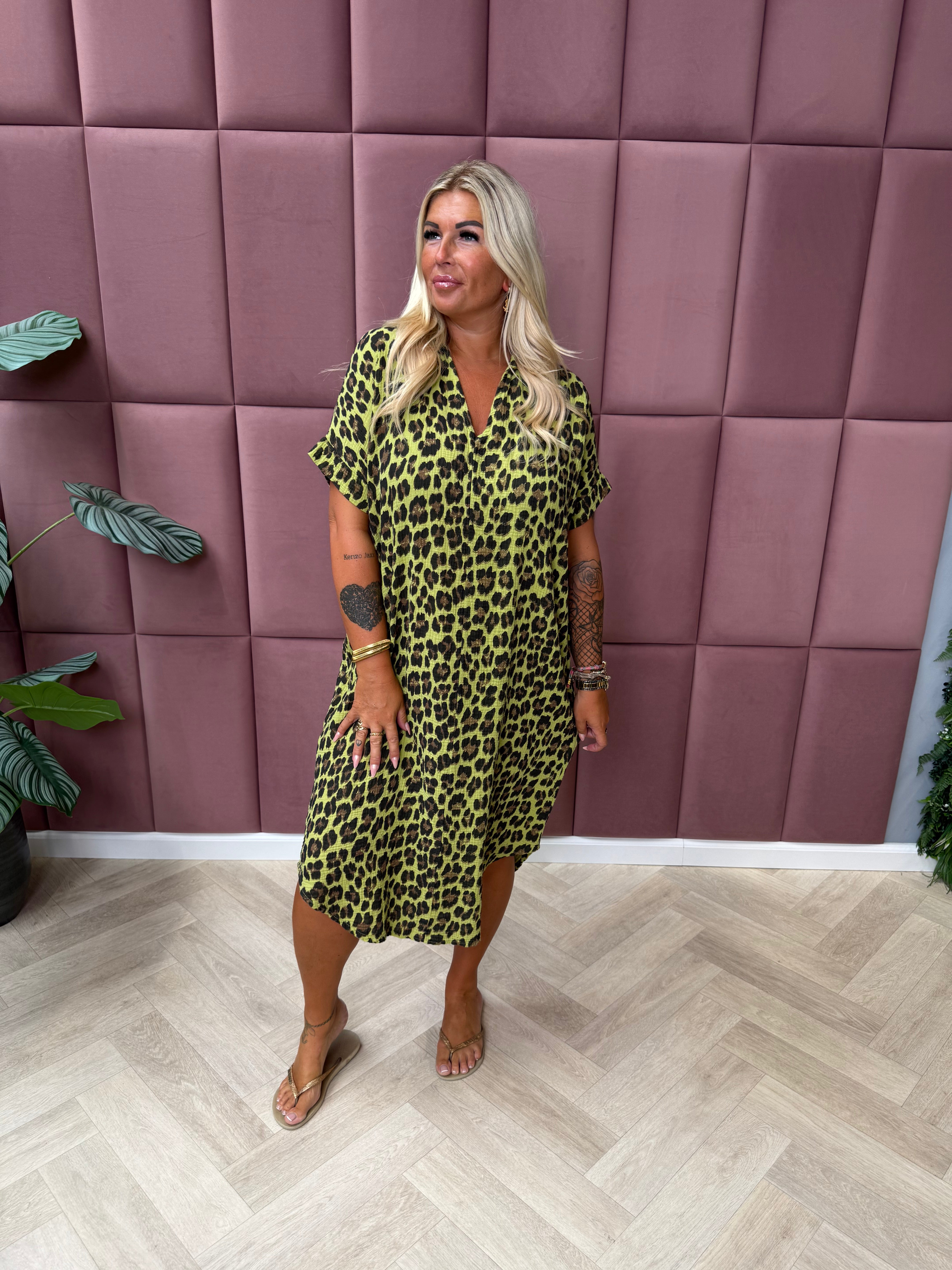Lange wafel jurk v-hals panterprint lime