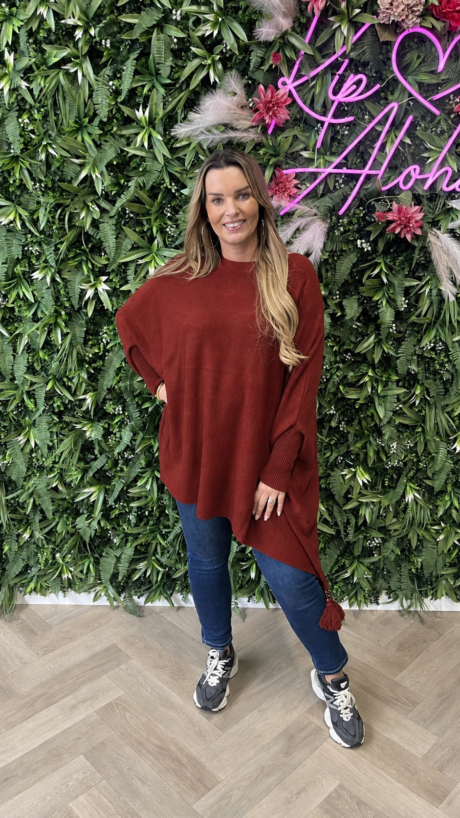 Fijn gebreide trui kwastjes roestrood