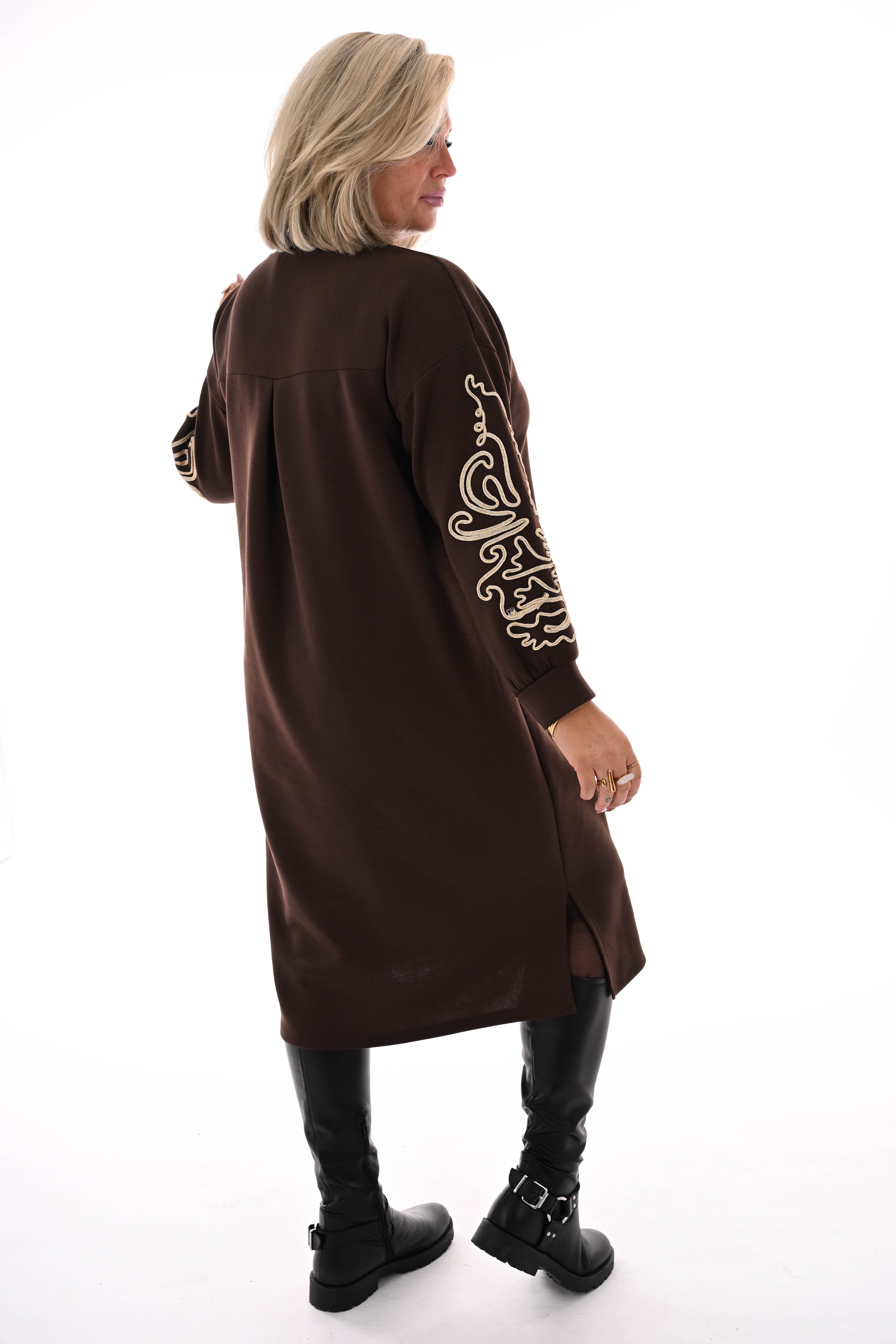 Sweaterdress gouden borduursels bruin