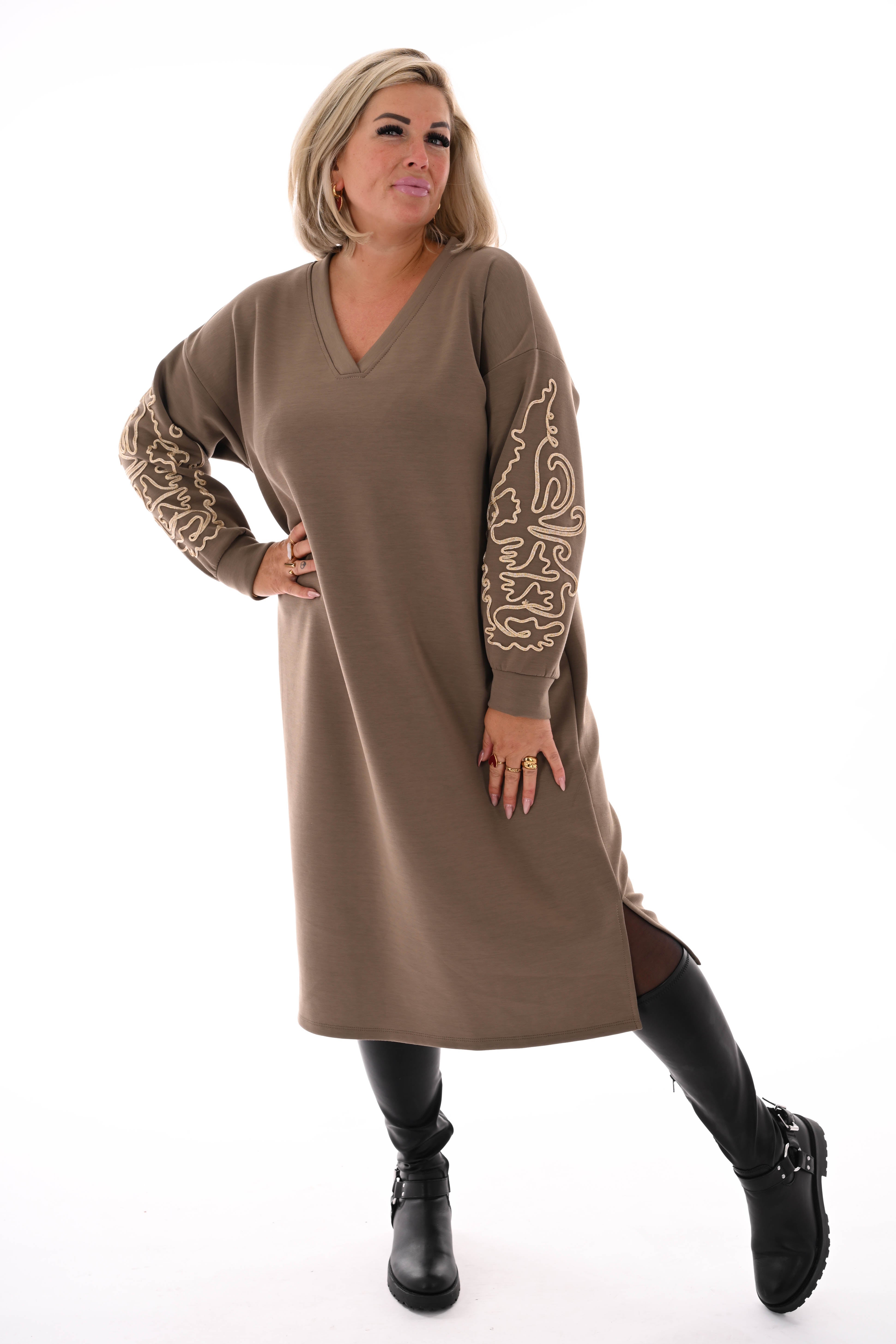 Sweaterdress gouden borduursels lichtbruin