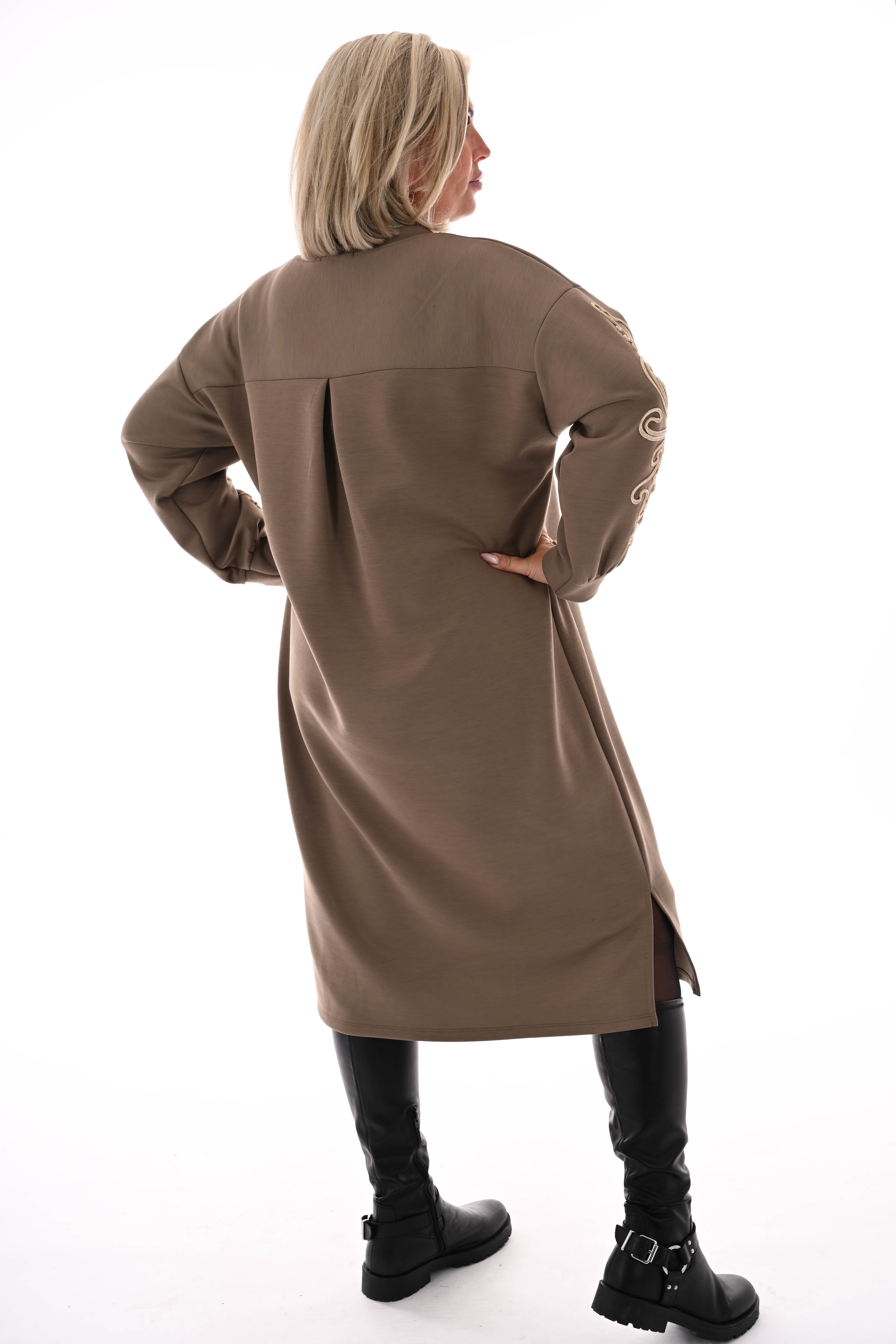 Sweaterdress gouden borduursels lichtbruin