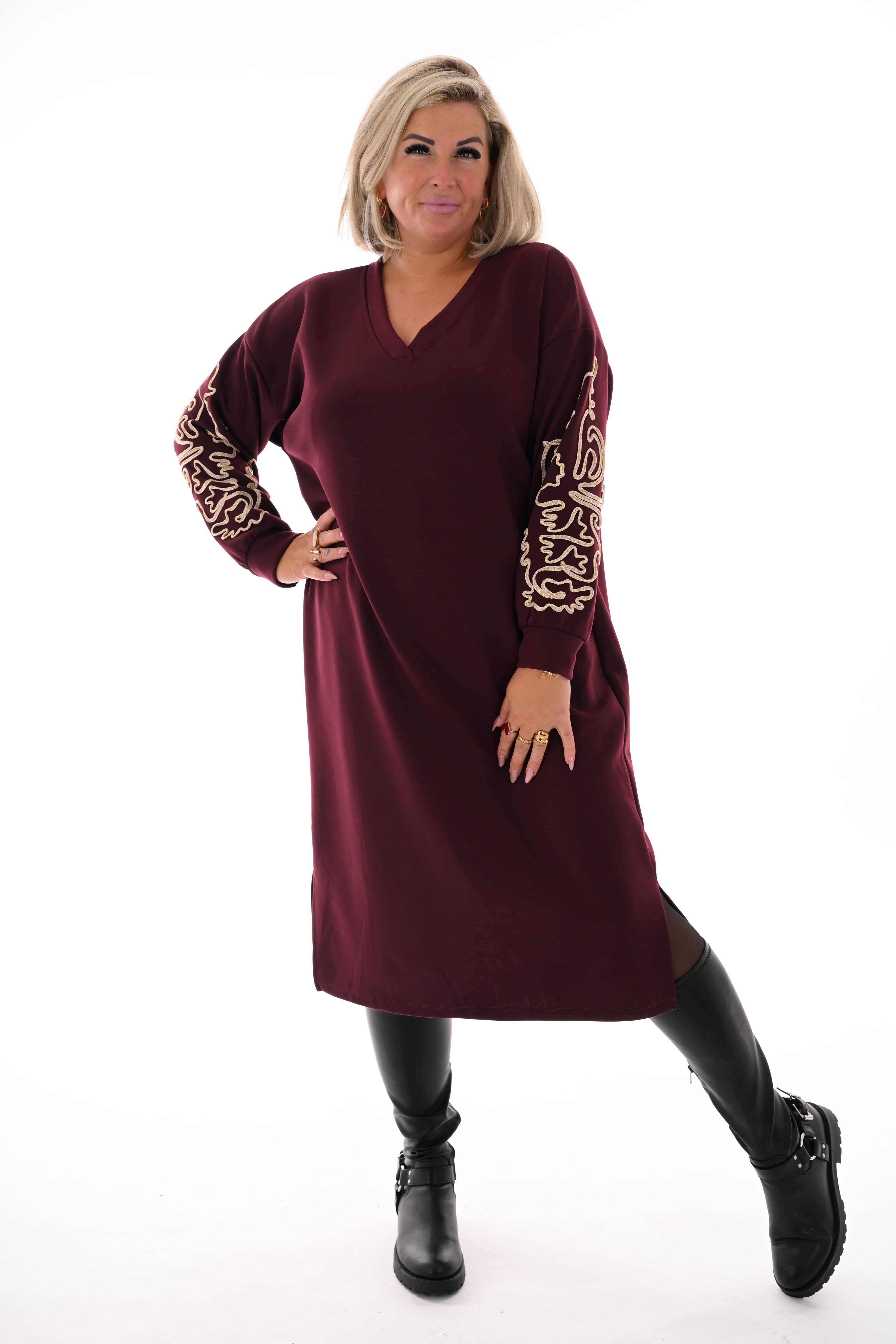 Sweaterdress gouden borduursels aubergine