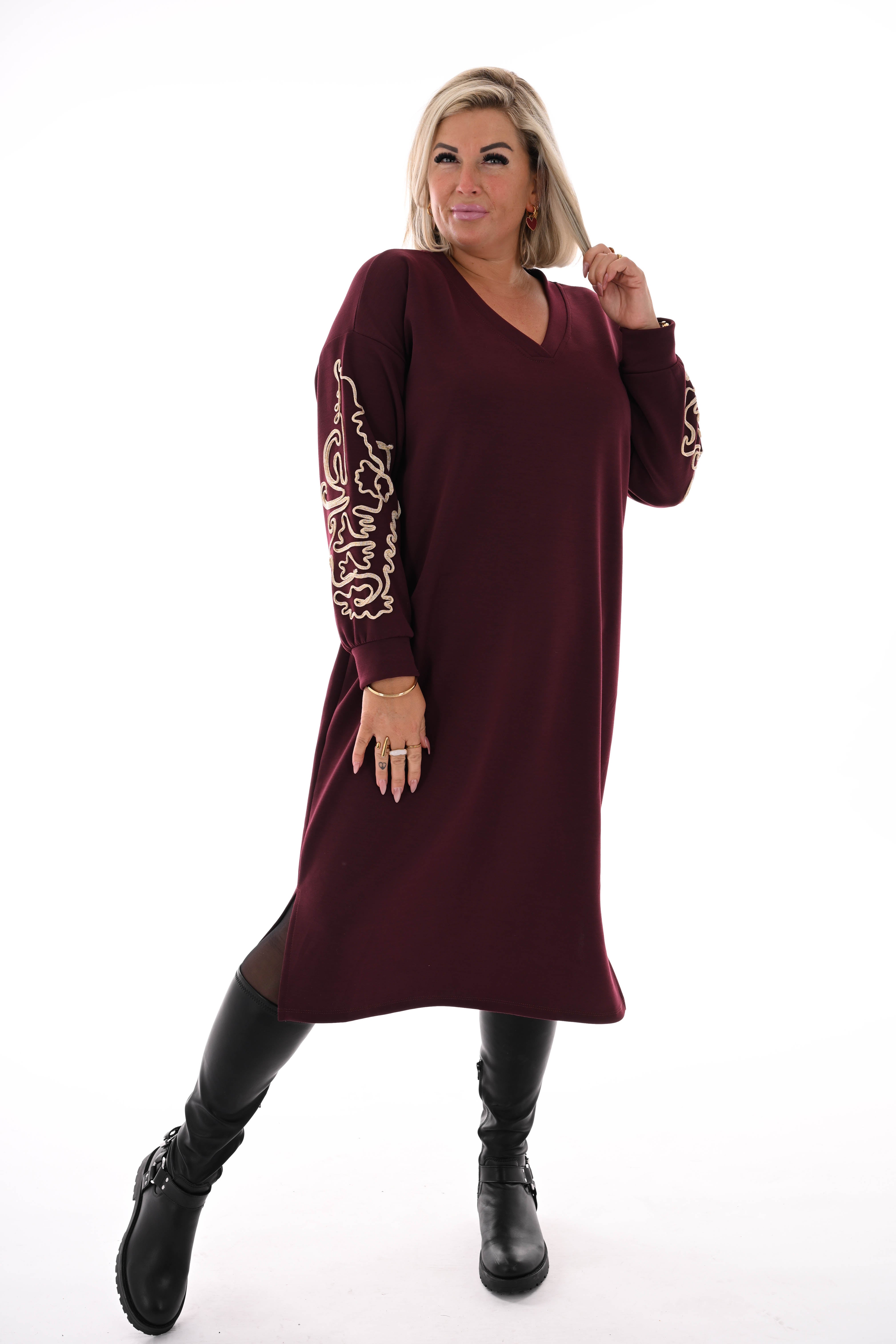 Sweaterdress gouden borduursels aubergine