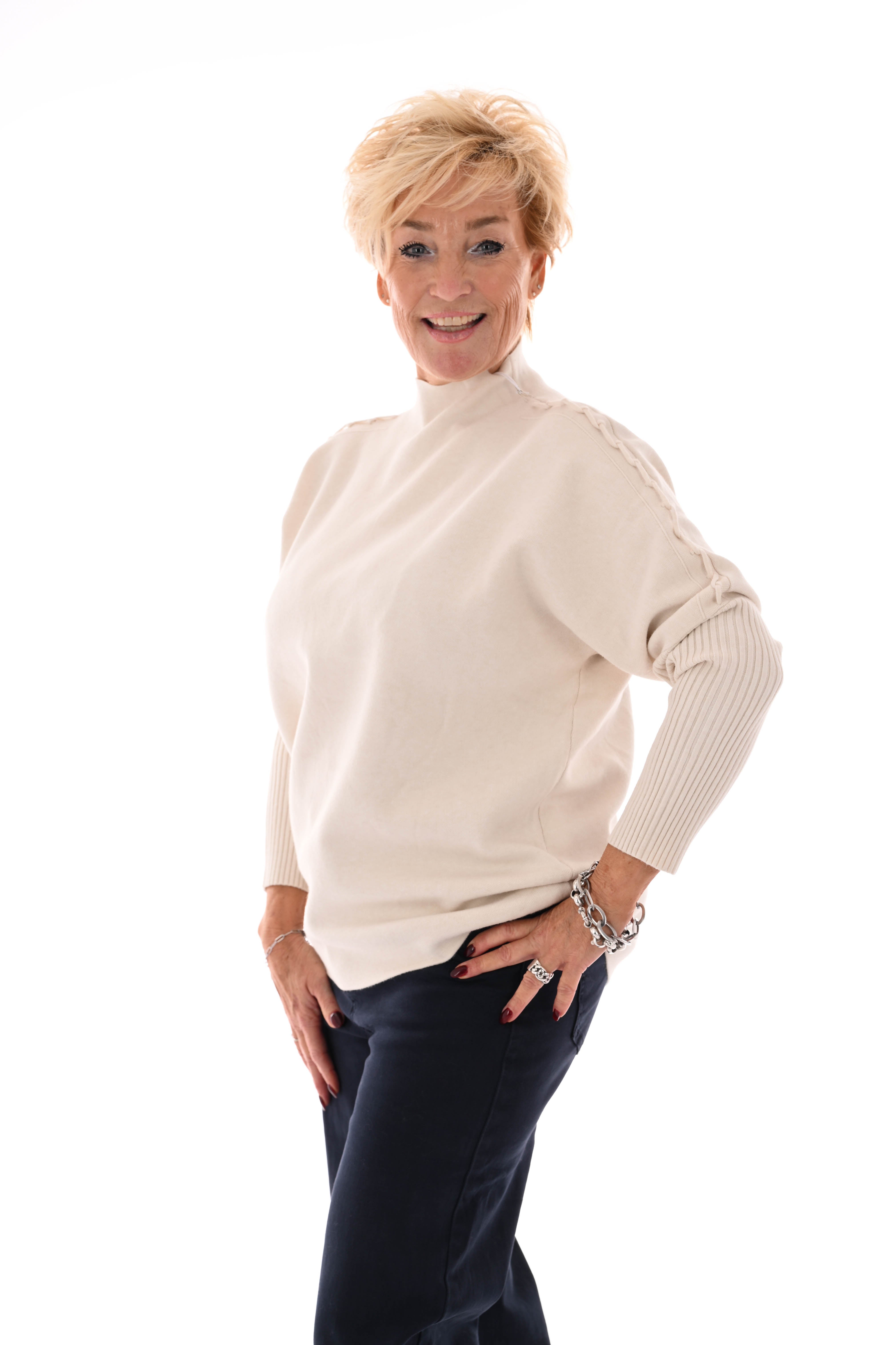 Top turtle neck met schouderdetail creme