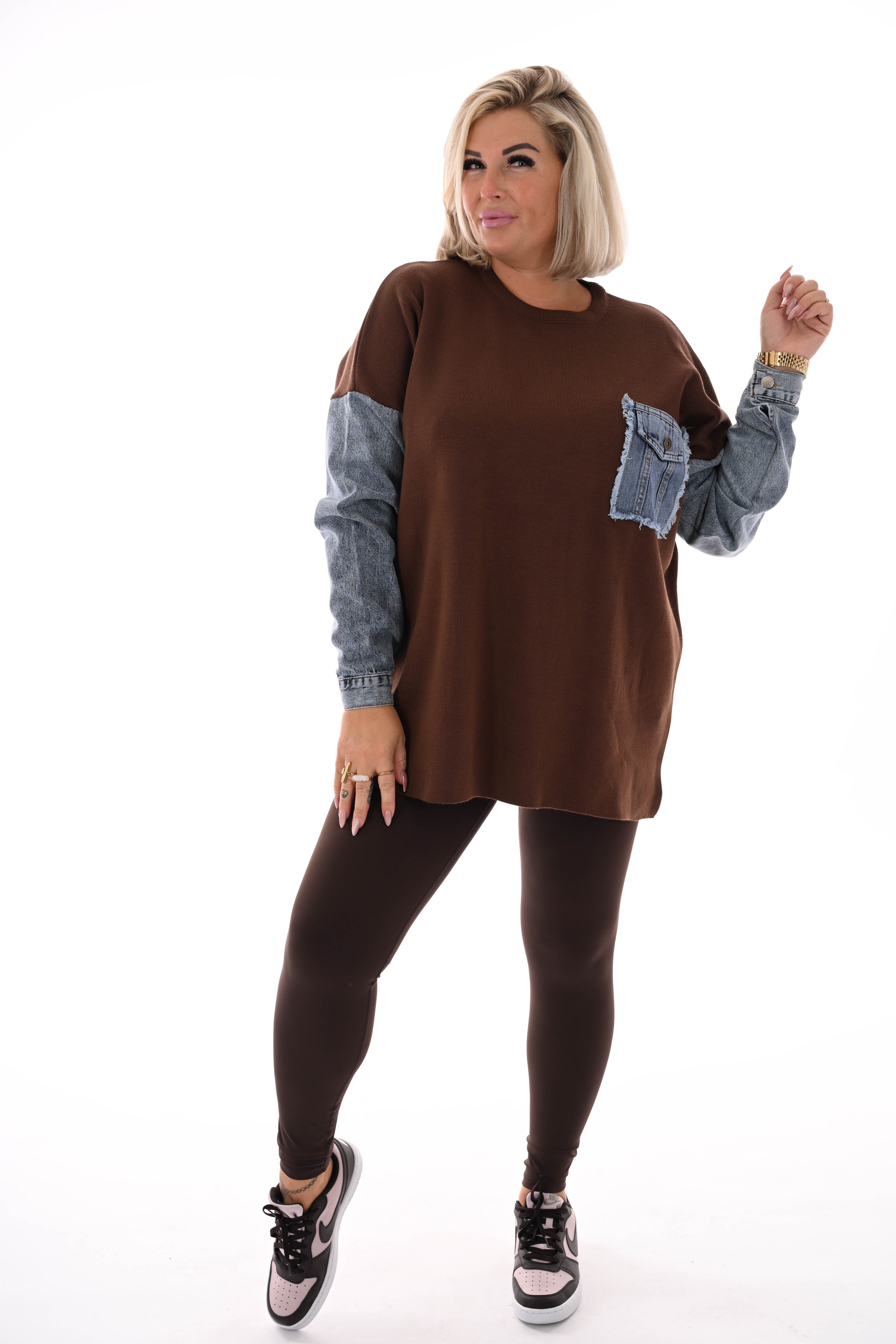 Gebreide trui met jeans bruin