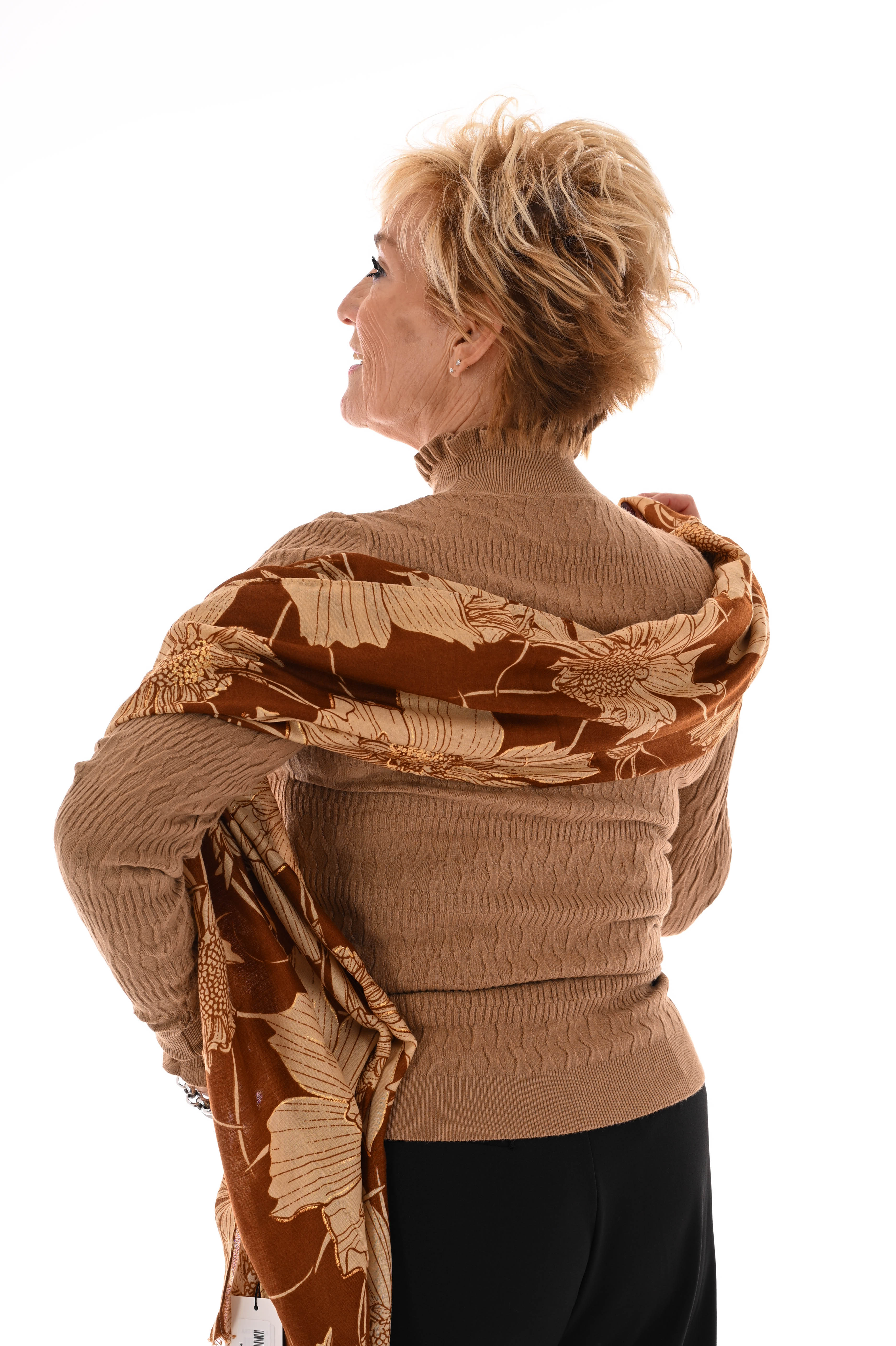 Top structuur met roezelkraag camel