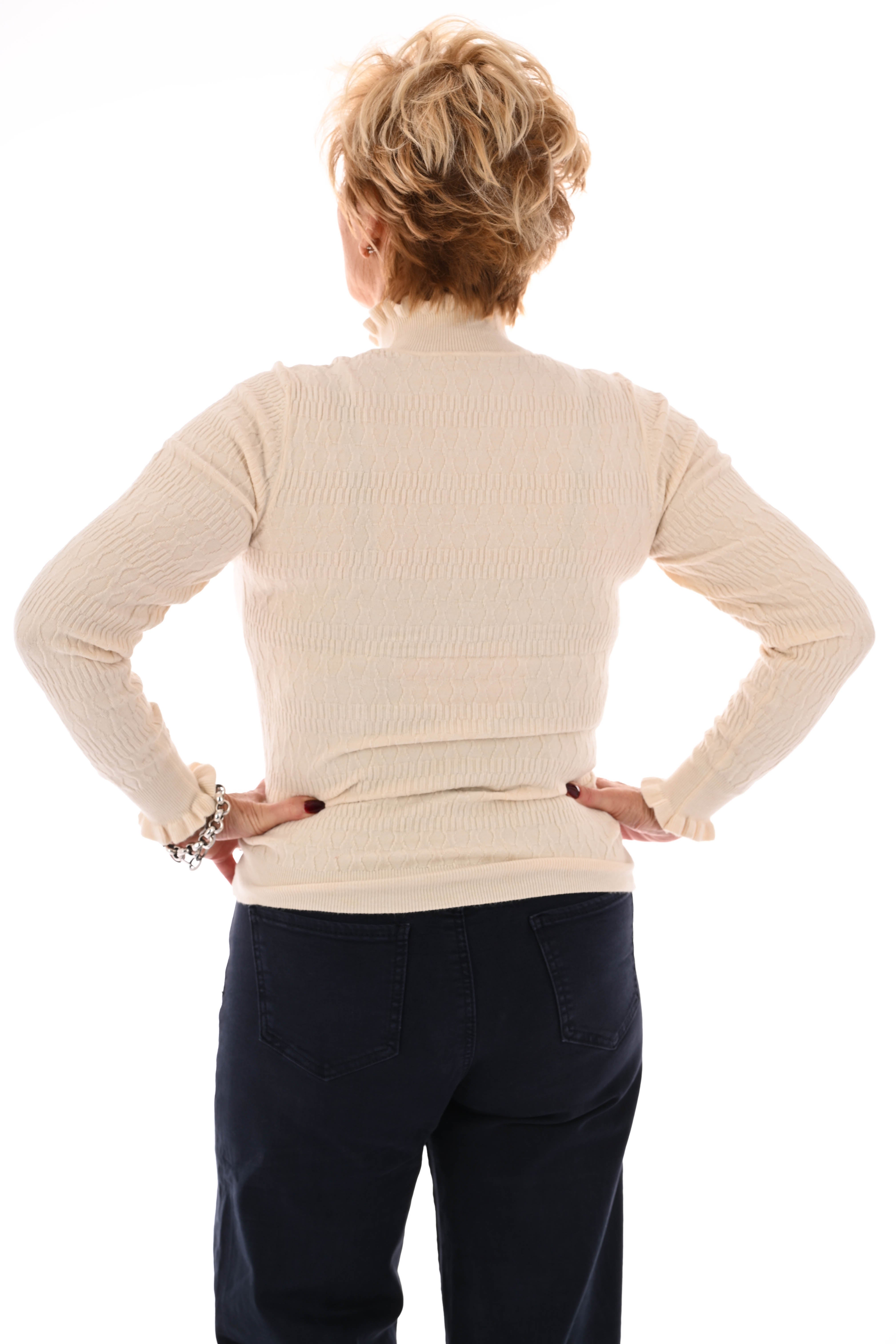 Top structuur met roezelkraag creme