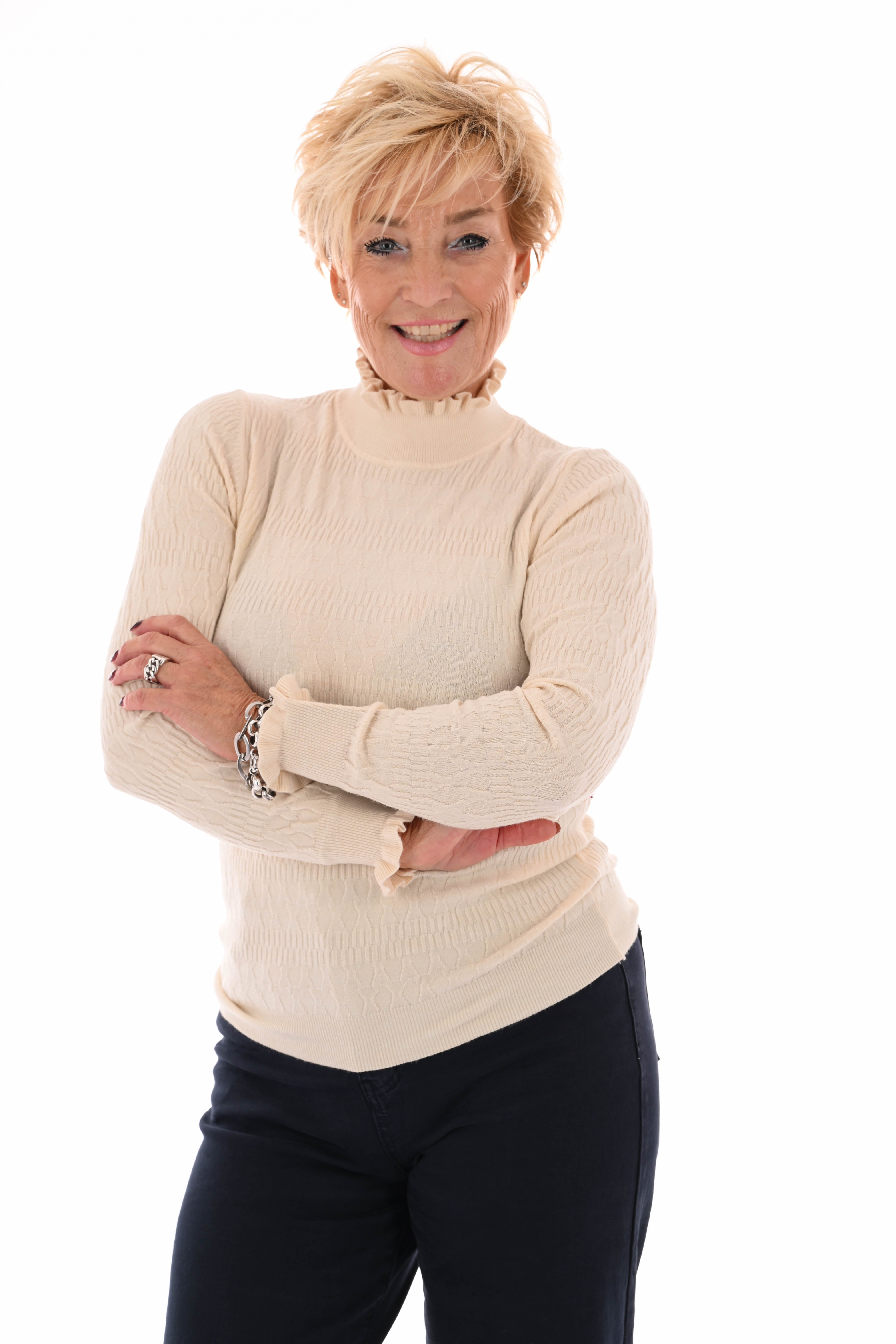 Top structuur met roezelkraag creme