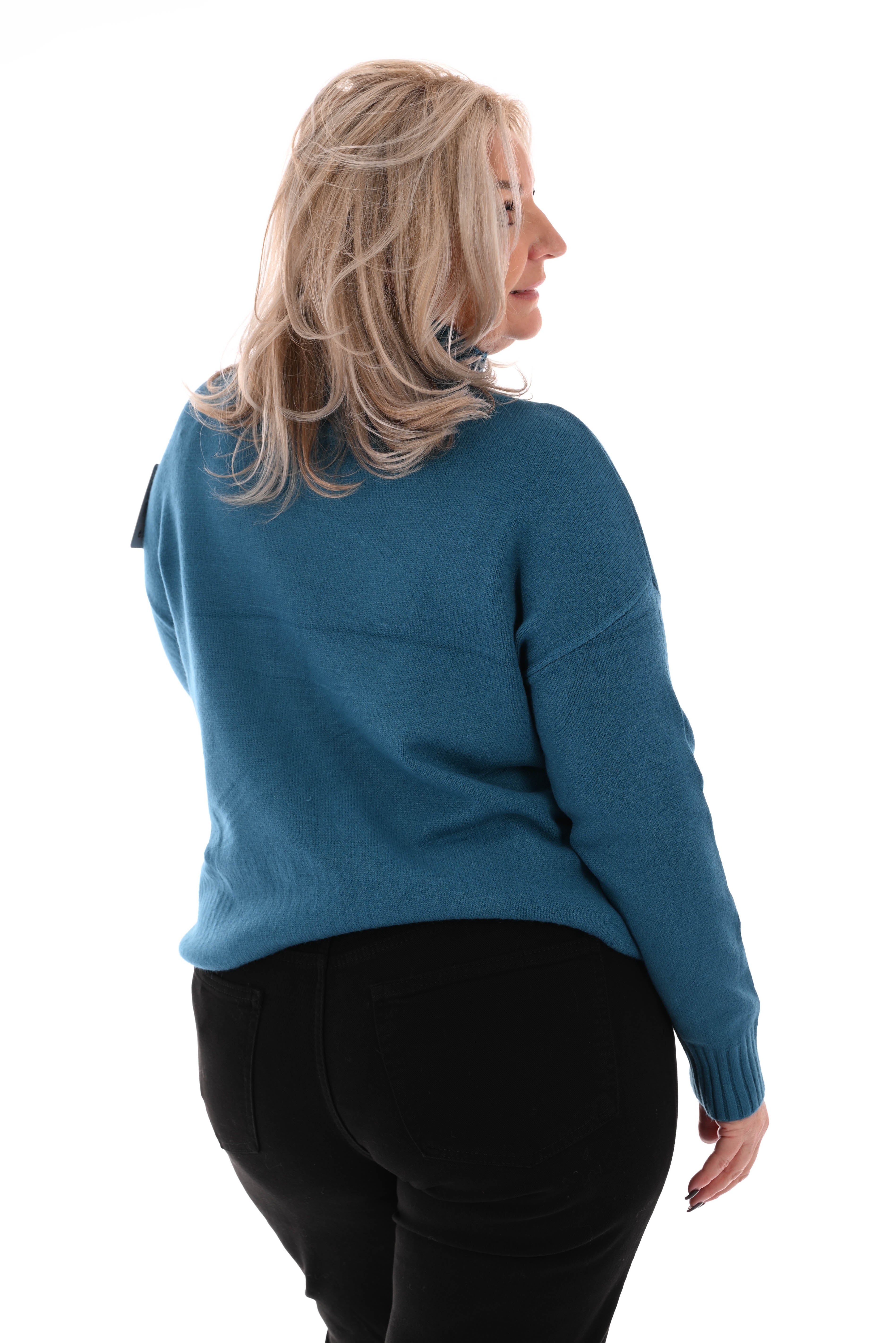 Fijn gebreide trui knopen op de schouders petrol