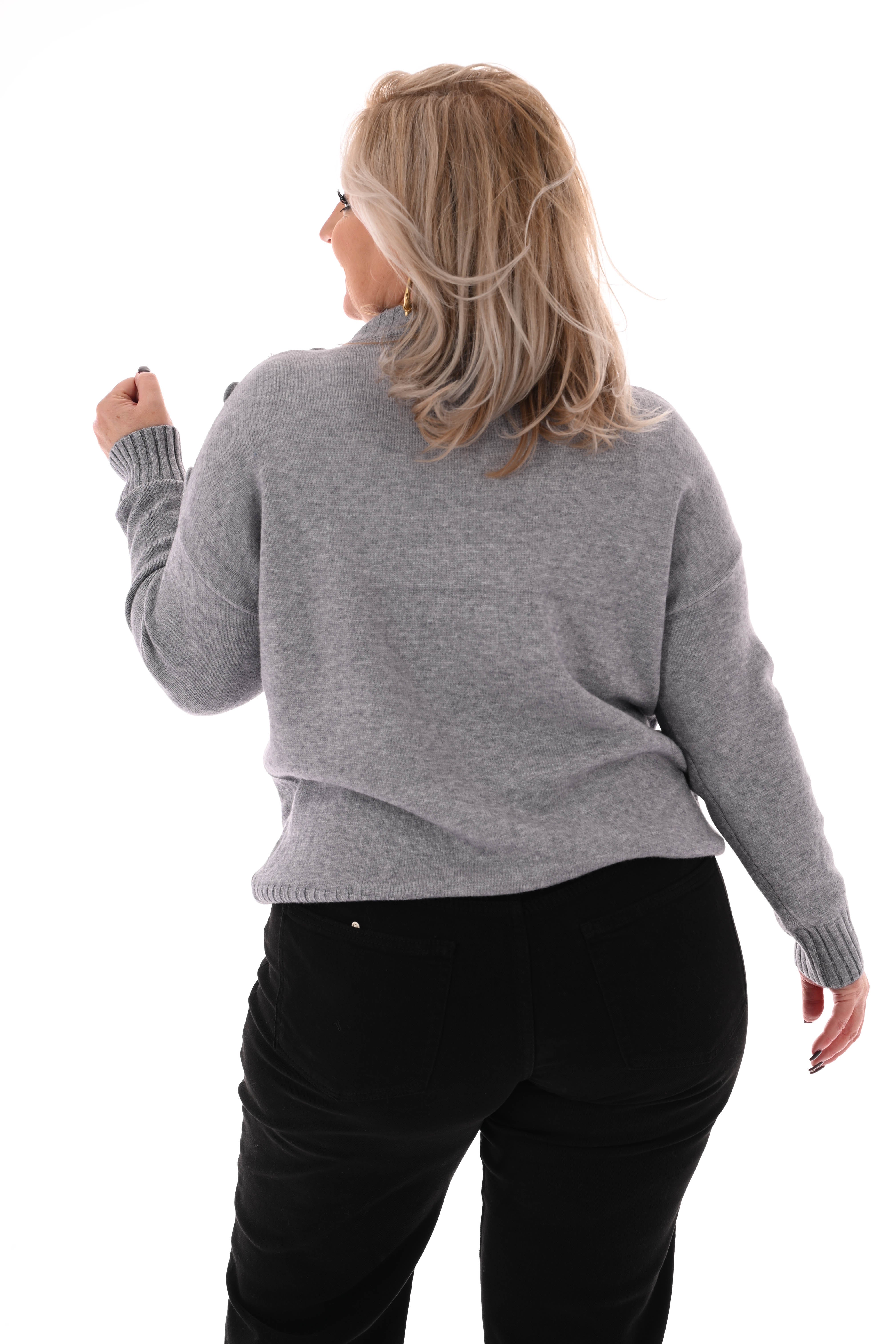 Fijn gebreide trui knopen op de schouders grijs