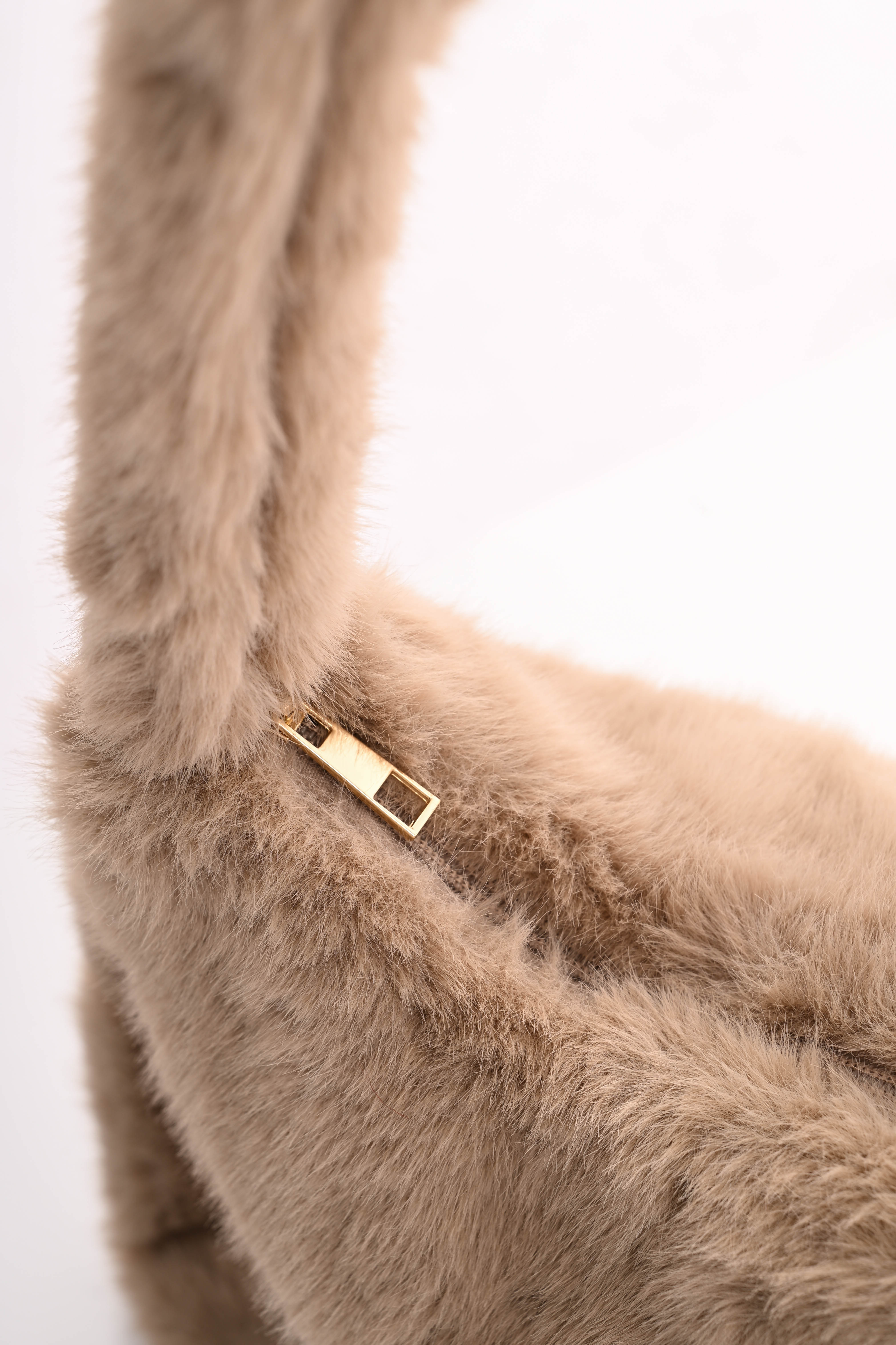 Faux fur crossbody tas beige