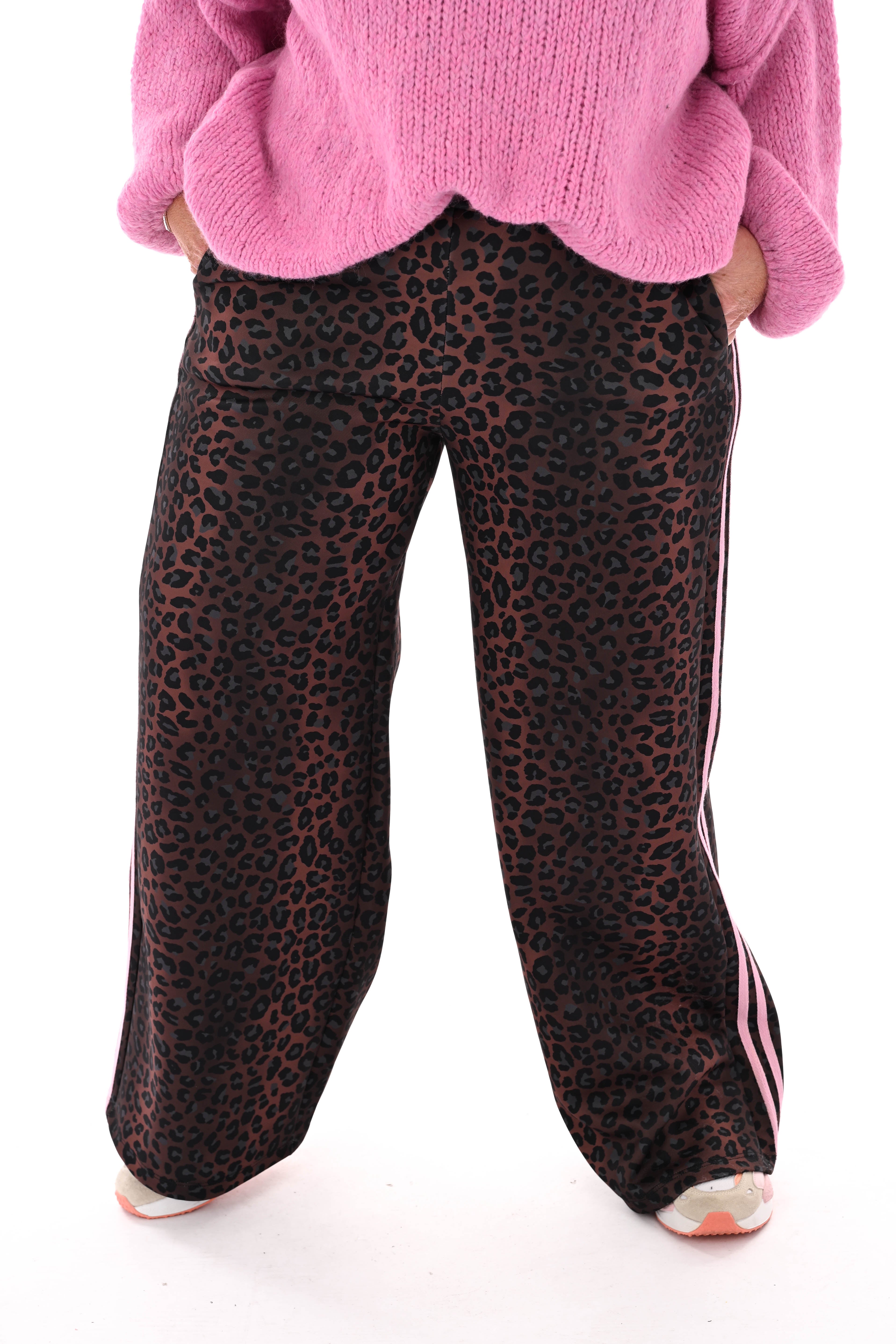Wijde broek panterprint met strepenbies bruin/roze