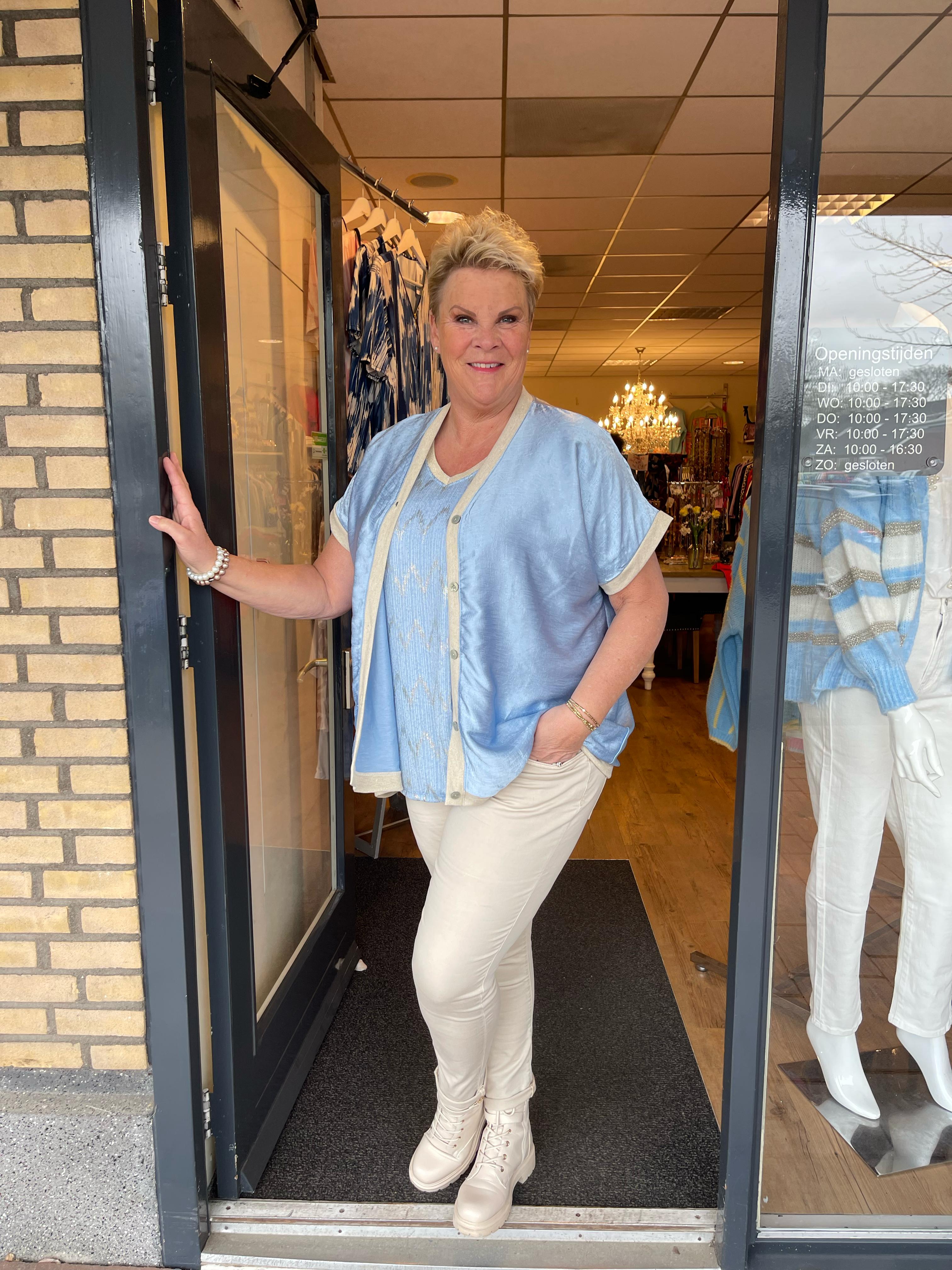 Doorknoop top silky lichtblauw